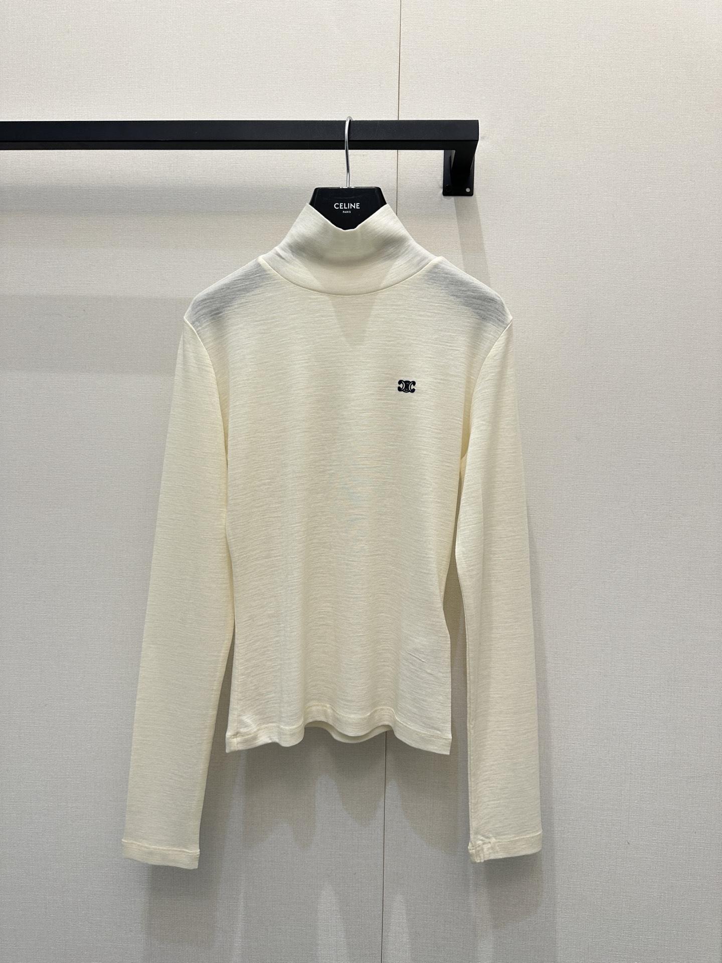 NO:683551,CELINE TRIOMPHE high-neck sweater, made of soft wool, skin-friendly and warm, a must-have for autumn and winter! The off-white color is simple and versatile, and the Arc de Triomphe embroidery on the chest is very recognizable and full of details. The high-neck design modifies the neck line and is elegant when worn alone or layered, easily creating a French minimalist style. Paired with a straight skirt or jeans, it has both an urban feel and a retro flavor, and it is easy to switch between multiple styles. Ready for sale S/M/L, large stock, real shots,,celine,skirts,jeans,19860909CELINE TRIOMPHE高领针织衫,柔软羊毛材质,亲肤又保暖,秋冬必备!米白色简约百搭,胸前凯旋门刺绣超有辨识度,细节满分.高领设计修饰颈部线条,单穿或内搭都很优雅,轻松打造法式极简风.搭配直筒裙或牛仔裤,都市感与复古气息兼具,轻松切换多种风格现货发售S/M/L大货实拍,,celine,skirts,jeans,,Women's clothing