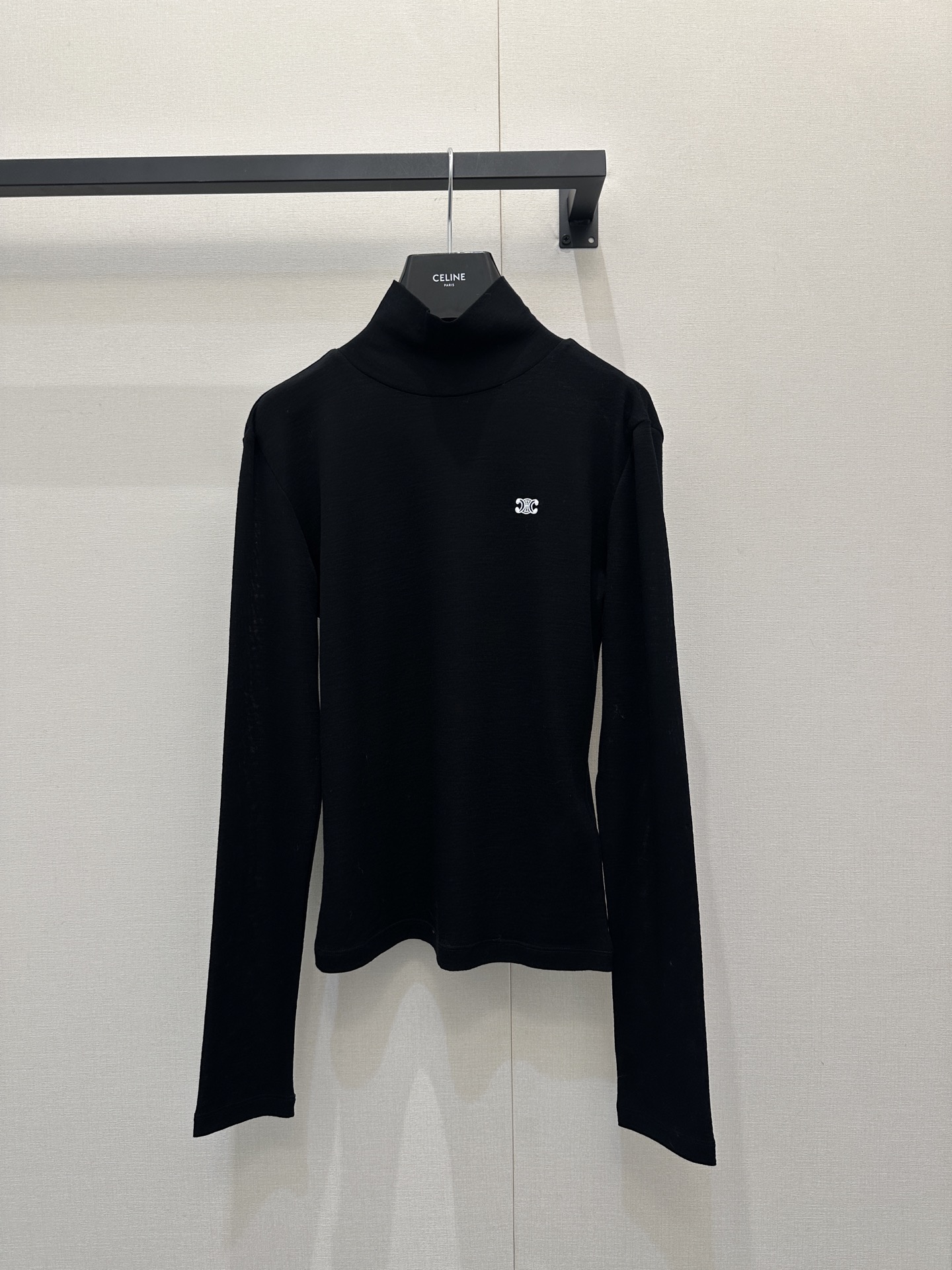 NO:683568,CELINE TRIOMPHE high-neck sweater, made of soft wool, skin-friendly and warm, a must-have for autumn and winter! The off-white color is simple and versatile, and the Arc de Triomphe embroidery on the chest is very recognizable and full of details. The high-neck design modifies the neck line and is elegant when worn alone or layered, easily creating a French minimalist style. Paired with a straight skirt or jeans, it has both an urban feel and a retro flavor, and it is easy to switch between multiple styles. Ready for sale S/M/L, large stock, real shots,,celine,skirts,jeans,19860909CELINE TRIOMPHE高领针织衫,柔软羊毛材质,亲肤又保暖,秋冬必备!米白色简约百搭,胸前凯旋门刺绣超有辨识度,细节满分.高领设计修饰颈部线条,单穿或内搭都很优雅,轻松打造法式极简风.搭配直筒裙或牛仔裤,都市感与复古气息兼具,轻松切换多种风格现货发售S/M/L大货实拍,,celine,skirts,jeans,,Women's clothing