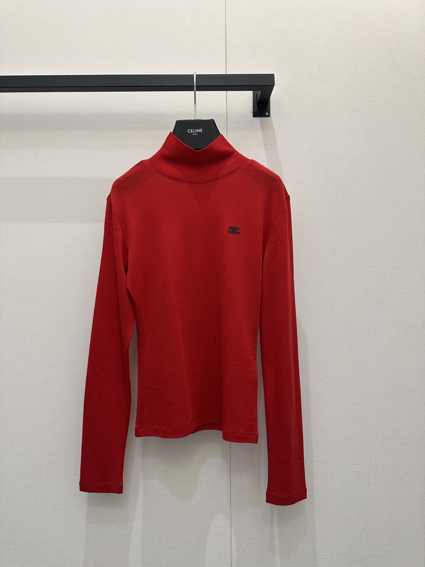 NO:683558,CELINE TRIOMPHE high-neck sweater, made of soft wool, skin-friendly and warm, a must-have for autumn and winter! The off-white color is simple and versatile, and the Arc de Triomphe embroidery on the chest is very recognizable and full of details. The high-neck design modifies the neck line and is elegant when worn alone or layered, easily creating a French minimalist style. Paired with a straight skirt or jeans, it has both an urban feel and a retro flavor, and it is easy to switch between multiple styles. Ready for sale S/M/L, large stock, real shots,,celine,skirts,jeans,19860909CELINE TRIOMPHE高领针织衫,柔软羊毛材质,亲肤又保暖,秋冬必备!米白色简约百搭,胸前凯旋门刺绣超有辨识度,细节满分.高领设计修饰颈部线条,单穿或内搭都很优雅,轻松打造法式极简风.搭配直筒裙或牛仔裤,都市感与复古气息兼具,轻松切换多种风格现货发售S/M/L大货实拍,,celine,skirts,jeans,,Women's clothing