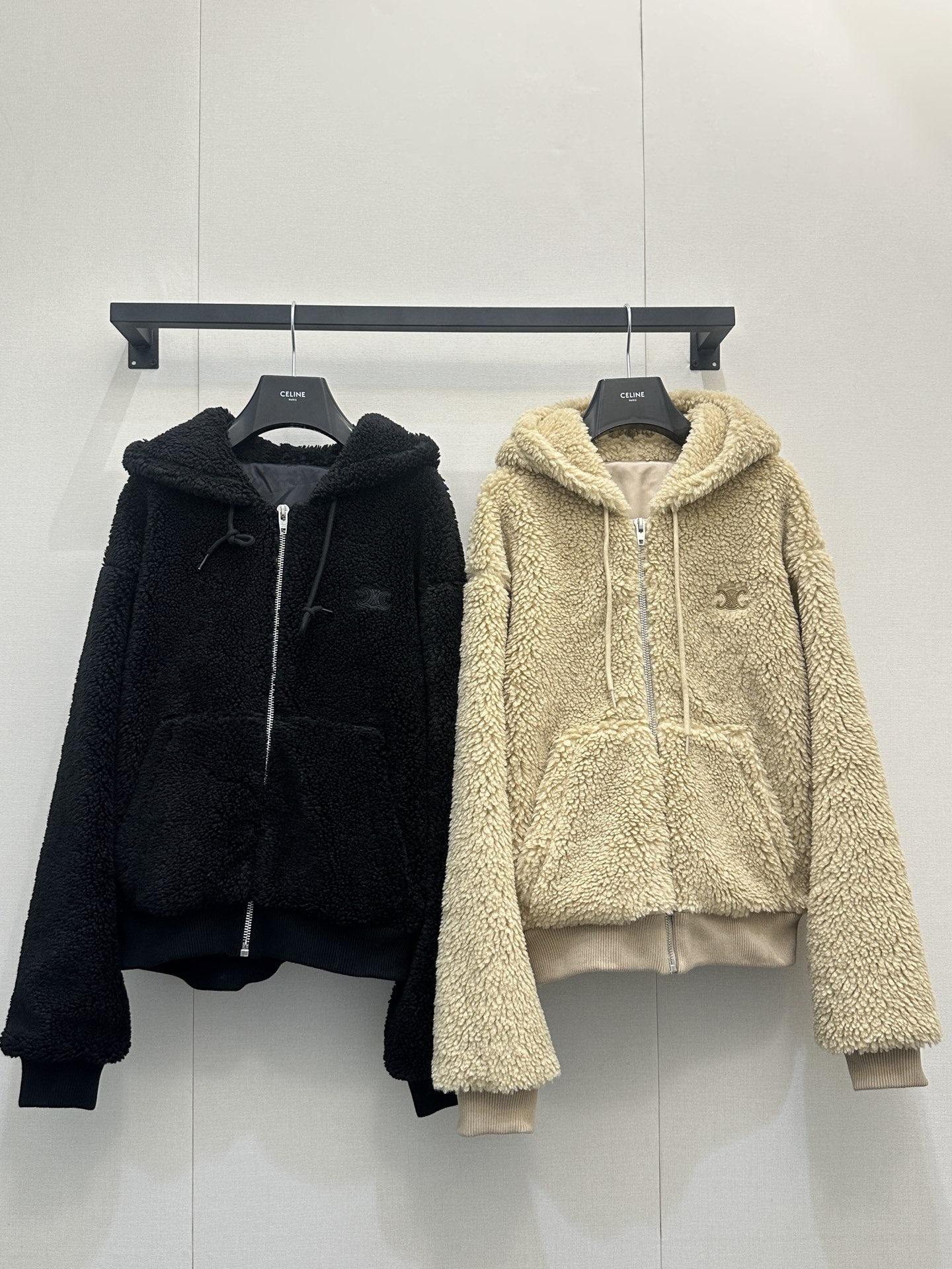 NO:683539,CELINE's sherpa hooded jacket is soft and warm, perfect for autumn and winter! Zipper closure + hood design, full of casual feeling, double pockets on the front are very practical. The light beige color is versatile and can be easily matched with various styles. The loose fit is comfortable to wear, and can be easily worn for commuting or leisure. It is warm and fashionable, and is a must-have item for autumn and winter! Real photos of the goods,,celine,jackets & coats,hats,19860909CELINE这款羊羔绒连帽外套,柔软又保暖,秋冬穿超合适!拉链开合+连帽设计,休闲感满满,正面双口袋超实用.浅米色百搭,轻松搭配各种风格,宽松版型穿着舒适,通勤或休闲都能轻松驾驭,温暖又时髦,是秋冬必备单品!大货实拍,,celine,jackets & coats,hats,,Women's clothing
