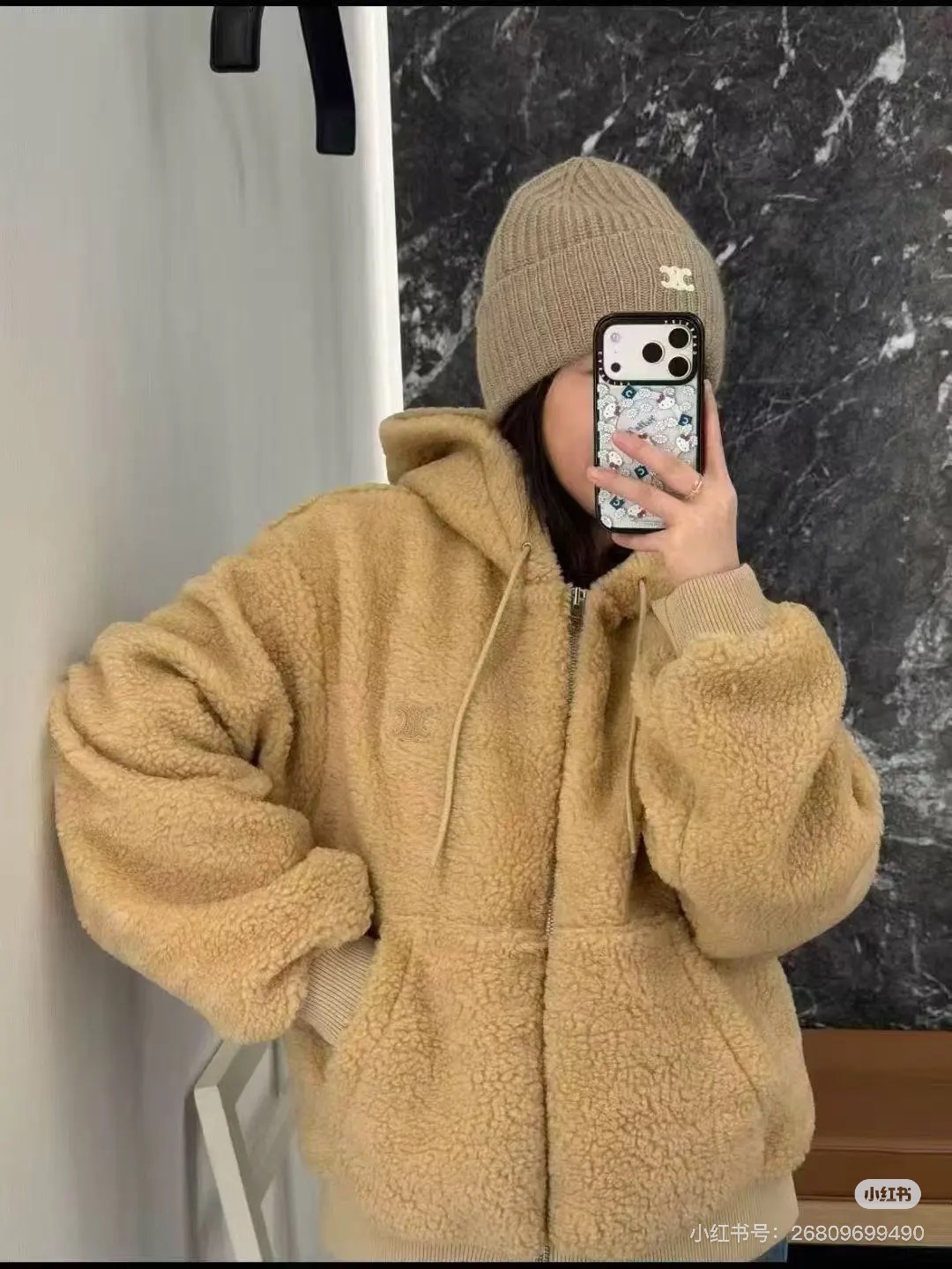 NO:683547,CELINE's shearling hooded jacket is soft and warm, perfect for autumn and winter! The zipper closure + hood design is full of casualness, and the double pockets on the front are very practical. The light beige color is versatile and can be easily matched with various styles. The loose fit is comfortable to wear, and can be easily worn for commuting or leisure. It is warm and fashionable, and is a must-have item for autumn and winter!,,celine,jackets & coats,hats,19860909CELINE这款羊羔绒连帽外套,柔软又保暖,秋冬穿超合适!拉链开合+连帽设计,休闲感满满,正面双口袋超实用.浅米色百搭,轻松搭配各种风格,宽松版型穿着舒适,通勤或休闲都能轻松驾驭,温暖又时髦,是秋冬必备单品!,,celine,jackets & coats,hats,,Women's clothing
