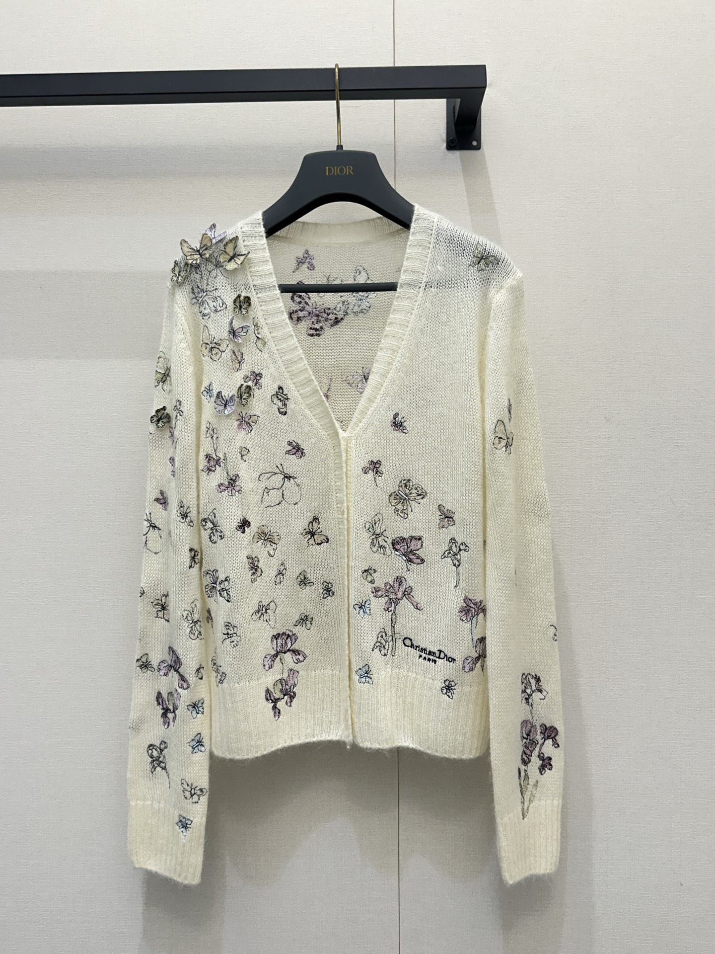 NO:683596,Original purchase and development, counter quality, high version Dior 25 new hollow design butterfly dancing knitted sweater. This sweater highlights the multi-color butterfly pattern featured in the series. It is carefully made of white alpaca blended knitted fabric. Regular cut with ribbed trim. Can be matched with various styles in each season to enhance the style. SML real shot of large goods,, dior,19860909原版购入开发 专柜品质 高版本 Dior 25新款镂空设计蝴蝶共舞针织这款针织衫彰显该系列特色的多色蝴蝶图案 采用白色羊驼毛混纺针织面料精心制作常规剪裁搭配罗纹饰边 可与各季节的各式造型搭配提升格调 SML大货实拍,,dior,,Women's clothing