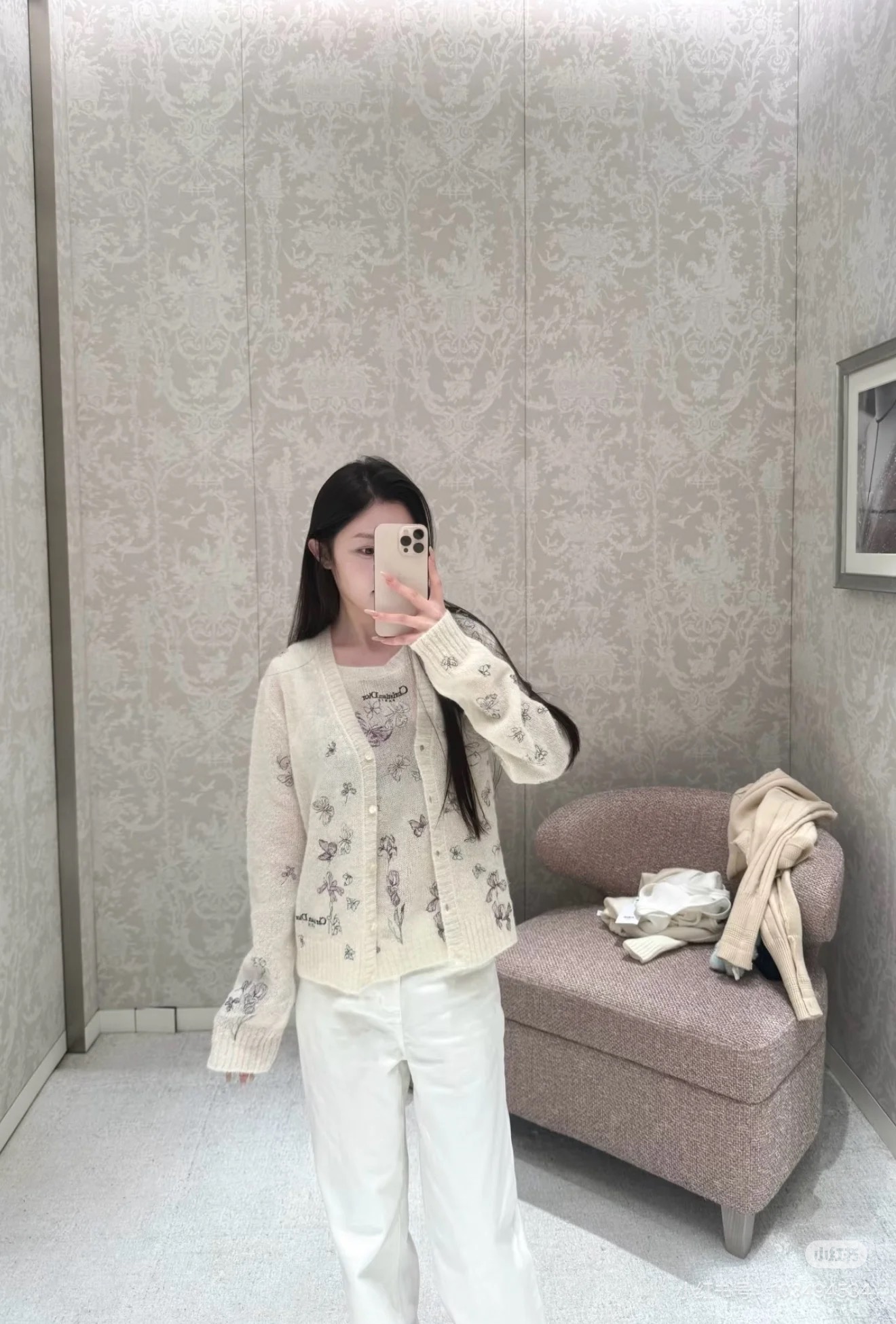 NO:683601,Original purchase and development, counter quality, high version Dior 25 new hollow design butterfly dancing knitted sweater. This sweater highlights the multi-color butterfly pattern featured in the series. It is carefully made of white alpaca blended knitted fabric. Regular cut with ribbed trim. It can be matched with various styles in each season to enhance the style. SML,, dior,19860909原版购入开发 专柜品质 高版本 Dior 25新款镂空设计蝴蝶共舞针织这款针织衫彰显该系列特色的多色蝴蝶图案 采用白色羊驼毛混纺针织面料精心制作常规剪裁搭配罗纹饰边 可与各季节的各式造型搭配提升格调 SML,,dior,,Women's clothing