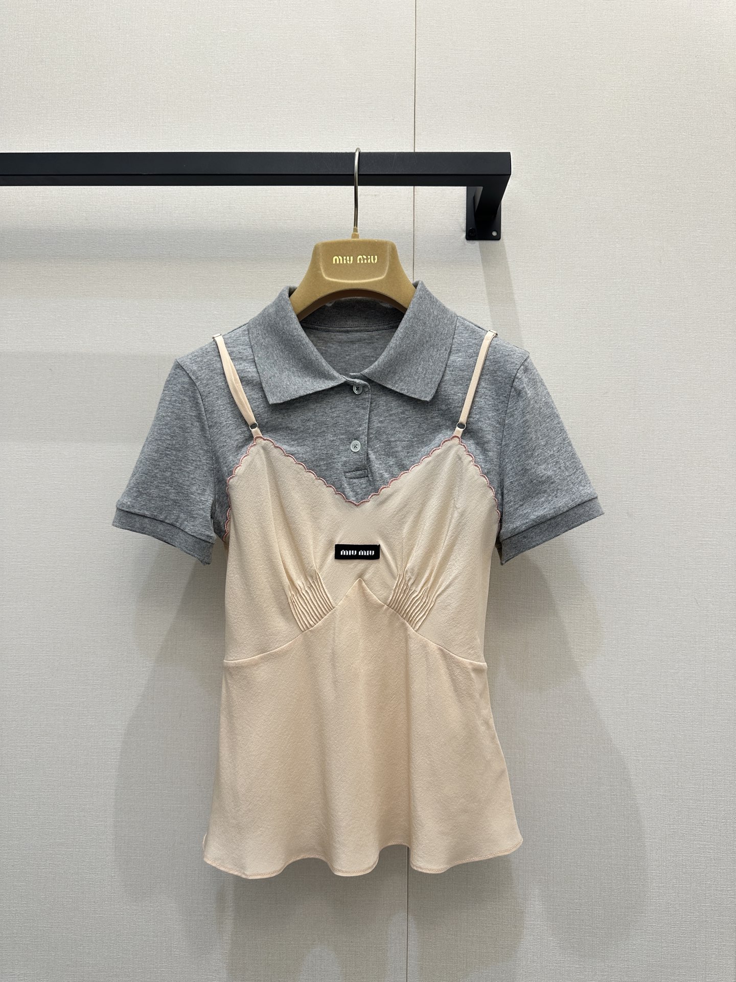 NO:683583,miumi*25 new gray lapel short-sleeved piece, a perfect item for spring and autumn, a must-have in the series ~ The fake two-piece design is body-friendly and tolerant. The V-neck suspender skirt is paired with lapel short-sleeved elements, which coexists with age reduction and texture ~ The hem is trimmed with wavy embroidery, which is unparalleled in sophistication!  Exclusively customized imported yb cotton and mulberry silk material, with classic logo lettering embellishment on the chest, waist skirt design to cover the belly, slimming and waistline ~ white and high-end style, super nice when worn alone!  1:1 awesome version, the latest item in early spring, look for the exclusive high version, size S M L, real shots of large products, miumiu, skirts, T-shirt,19860909miumi*25新款灰色翻领短袖拼,超适合春秋的单品必入系列～假两件设计对身材包容度友好,V领吊带裙搭配翻领短袖元素,减龄与质感并存～下摆波浪刺绣收边,精致度没的说！独家定制进口yb棉与桑蚕丝材质,胸前经典徽标字母章仔点缀,腰间裙带设计遮住小肚子,显瘦又能掐出腰线～显白又高级的款式,单穿打底都超nice！1:1超赞版型,早春最新单品,认准独家高版本 码数S M L大货实拍,,miumiu,skirts,T-shirt,,Women's clothing