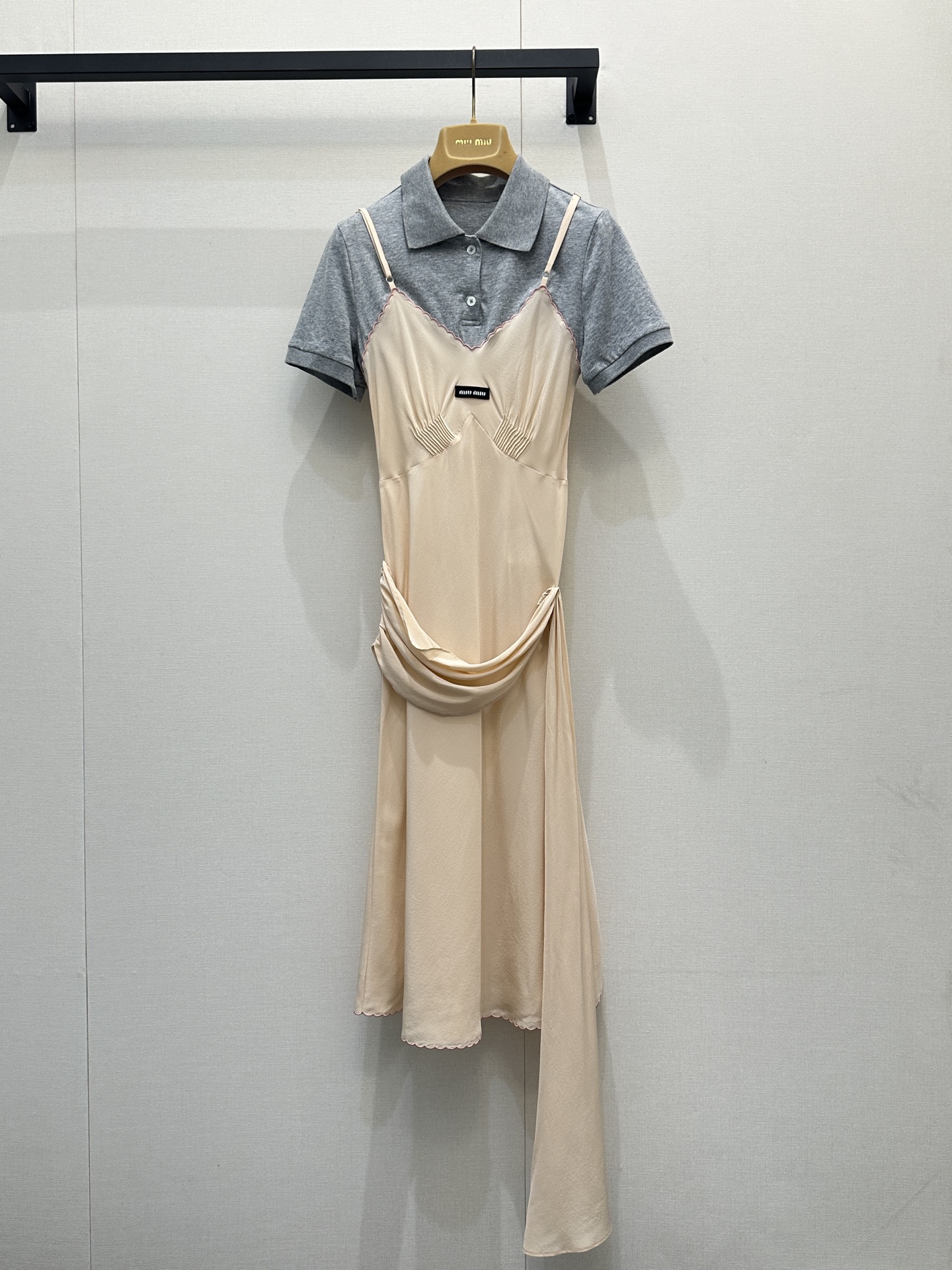 NO:683578,(Dress) miumi*25’s new gray lapel short-sleeved patchwork dress, a perfect item for spring and autumn, a must-have in the collection ~ The fake two-piece design is body-friendly and tolerant. The V-neck suspender skirt is paired with lapel short-sleeve elements, which coexists with age reduction and texture ~ The hem is trimmed with wavy embroidery, which is unparalleled in sophistication!  Exclusively customized imported yb cotton and mulberry silk material, with classic logo lettering embellishment on the chest, waist skirt design to cover the belly, slimming and waistline ~ white and high-end style, super nice when worn alone!  1:1 awesome version, the latest item in early spring, look for the exclusive high version, size S M L, real shots of large products, miumiu, skirts, T-shirt,19860909（连衣裙）miumi*25新款灰色翻领短袖拼接连衣裙,超适合春秋的单品必入系列～假两件设计对身材包容度友好,V领吊带裙搭配翻领短袖元素,减龄与质感并存～下摆波浪刺绣收边,精致度没的说！独家定制进口yb棉与桑蚕丝材质,胸前经典徽标字母章仔点缀,腰间裙带设计遮住小肚子,显瘦又能掐出腰线～显白又高级的款式,单穿打底都超nice！1:1超赞版型,早春最新单品,认准独家高版本  码数S M L大货实拍,,miumiu,skirts,T-shirt,,Women's clothing