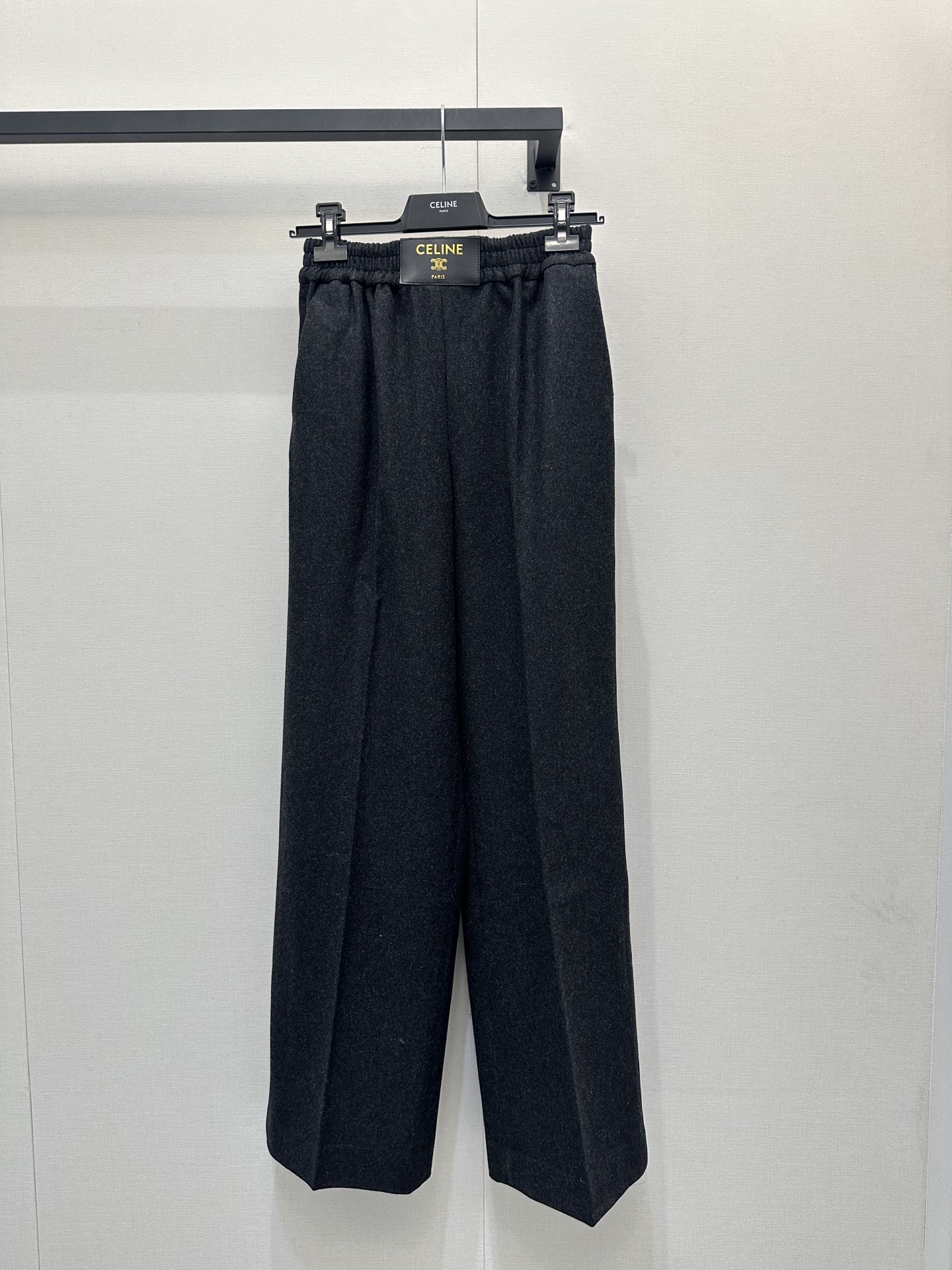 NO:683532,Celin* 26SS early spring new Arc de Triomphe cashmere casual trousers丨High version produced!  The fixed-dyed carbon black 100% wool fabric has a delicate matte texture, a high elastic waist and natural pleats on the trousers, which perfectly captures the relaxed feeling of 'lazy but not sloppy'. The Arc de Triomphe logo is low-key and self-identifiable.  The wide-leg tailoring is very tolerant to the leg shape, and the pear-shaped/hip width can hide the flesh with just one click; wearing it casually will give you an effortless sense of luxury~ Ready-made S/M/L large quantities, real shots,,celine,19860909Celin* 26SS早春新款 凯旋门羊绒休闲长裤丨高版出品！定染炭黑百分百羊毛面料,自带细腻雾面肌理,高腰松紧腰+裤身自然褶皱,把“慵懒不邋遢”的松弛感拿捏得刚好.凯旋门标识,低调又自带辨识度,阔腿剪裁对腿型包容度拉满,梨形/胯宽穿了直接一键藏肉；随便穿穿都是毫不费力的高级感~现货发售S/M/L大货实拍,,celine,,Women's clothing