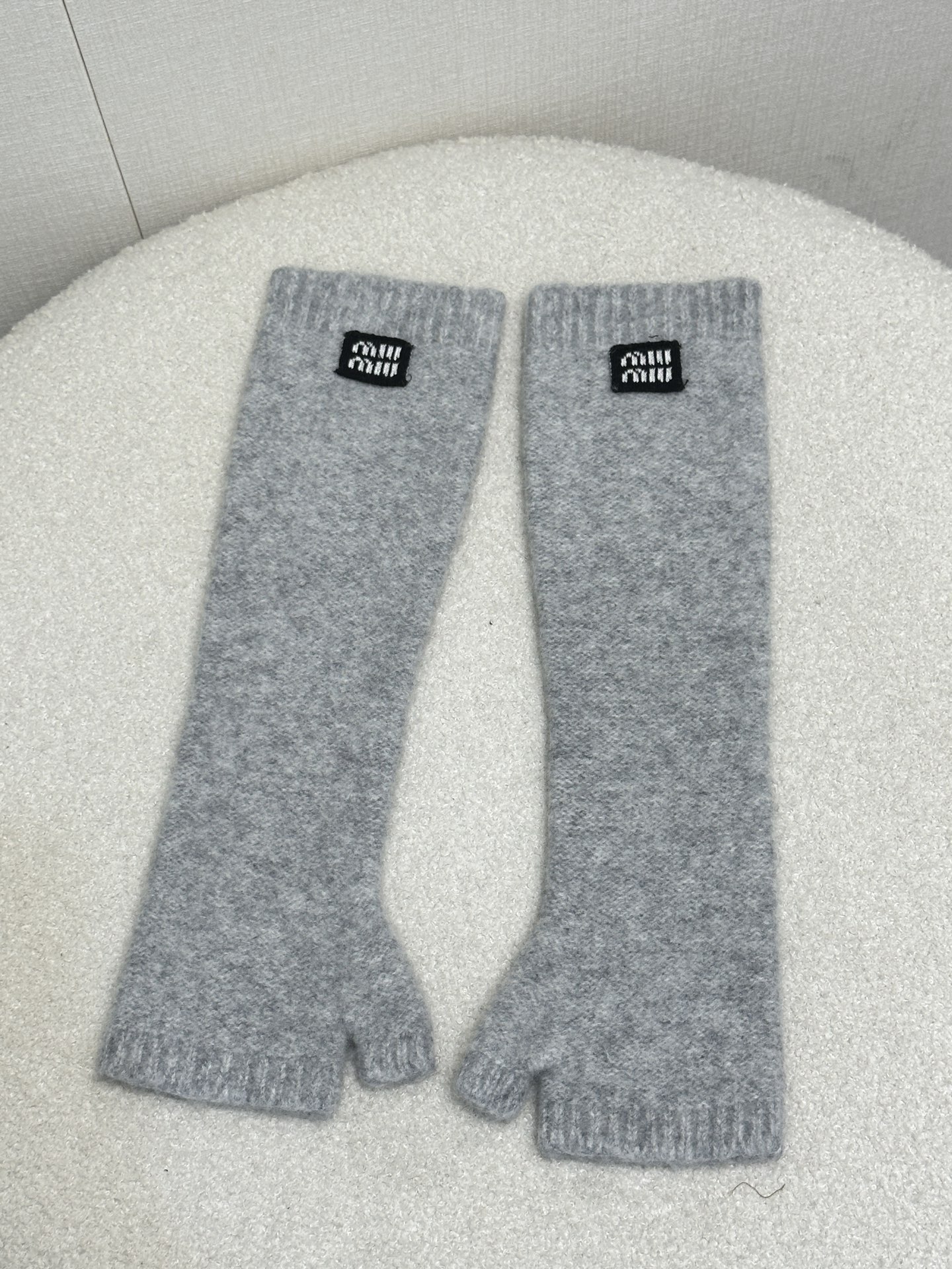 NO:683515,The Miumiu logo lettered wool half-pack gloves have a soft and delicate wrapping feel. They look very sweet when matched with various outfits ~ Exclusively customized imported yb sheep wool material, embellished with contrasting logo embroidery patterns, highlighting the brand's unique charm and personality!  The half-pack version is flexible to put on and take off, a must-have artifact in autumn and winter ~ 1:1 awesome version, the latest single product for early autumn, look for the exclusive high version, one-size-fits-all, real shots,, miumiu, gloves,19860909Miumiu 徽标字母羊毛半包手套软糯细腻的包裹感,搭配各种穿搭显得整个人非常甜美～独家定制进口yb绵羊毛材质,撞色徽标刺绣图案点缀,凸显品牌独有的魅力个性！半包版型灵活穿脱,秋冬季节必备神器～1:1超赞版型,早秋最新单品,认准独家高版本 均码大货实拍,,miumiu,gloves,,Women's clothing