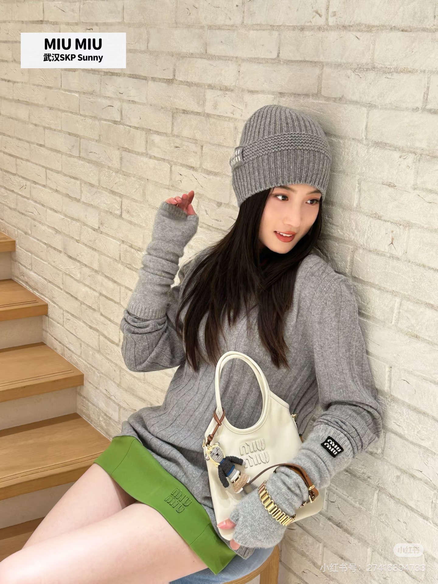 NO:683520,The Miumiu logo lettered wool half-pack gloves have a soft and delicate wrapping feel. They look very sweet when matched with various outfits ~ Exclusively customized imported yb sheep wool material, embellished with contrasting logo embroidery patterns, highlighting the brand's unique charm and personality!  The half-pack version is flexible to put on and take off, a must-have artifact in autumn and winter ~ 1:1 awesome version, the latest item for early autumn, look for the exclusive high version, one size fits all,, miumiu, gloves,19860909Miumiu 徽标字母羊毛半包手套软糯细腻的包裹感,搭配各种穿搭显得整个人非常甜美～独家定制进口yb绵羊毛材质,撞色徽标刺绣图案点缀,凸显品牌独有的魅力个性！半包版型灵活穿脱,秋冬季节必备神器～1:1超赞版型,早秋最新单品,认准独家高版本 均码,,miumiu,gloves,,Women's clothing