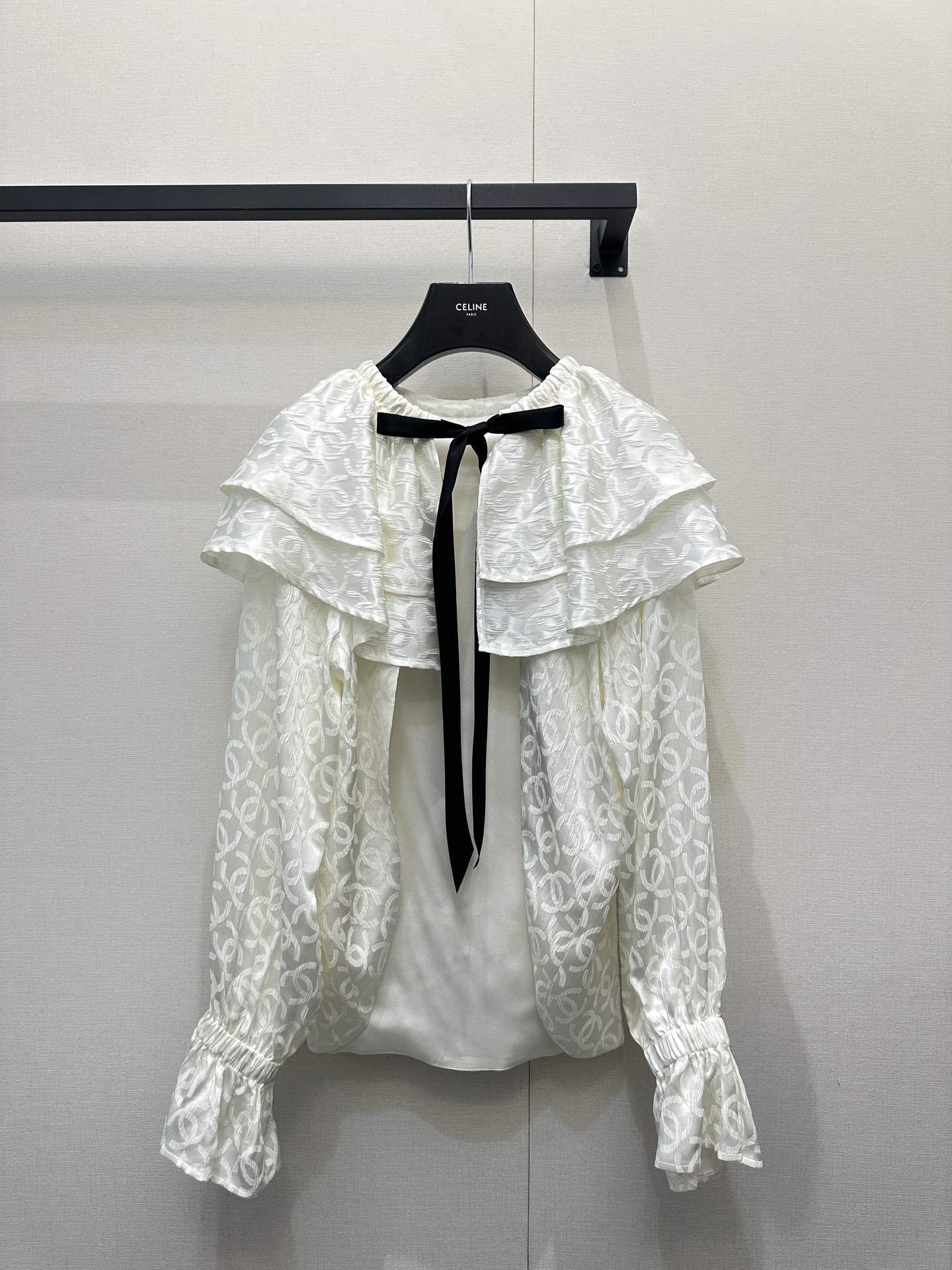 NO:685325,CHANE*25K new milk white silk double C cloak, silk material + double-layer ruffles, full of elegant retro temperament! The double C dark pattern is super recognizable, and the black bow embellishment is exquisite and eye-catching. Suitable for formal occasions or high-end party wear, rare style!  SML real shots of large goods, chanel, real silk,19860909CHANE*25K新品奶白色真丝双C斗篷,真丝材质+双层荷叶边,优雅复古气质满分!双C暗纹超有辨 识度,黑色蝴蝶结点缀,精致又吸睛.适合正式场合或高端聚会穿搭,稀有款！SML大货实拍,,chanel,real silk,,Women's clothing