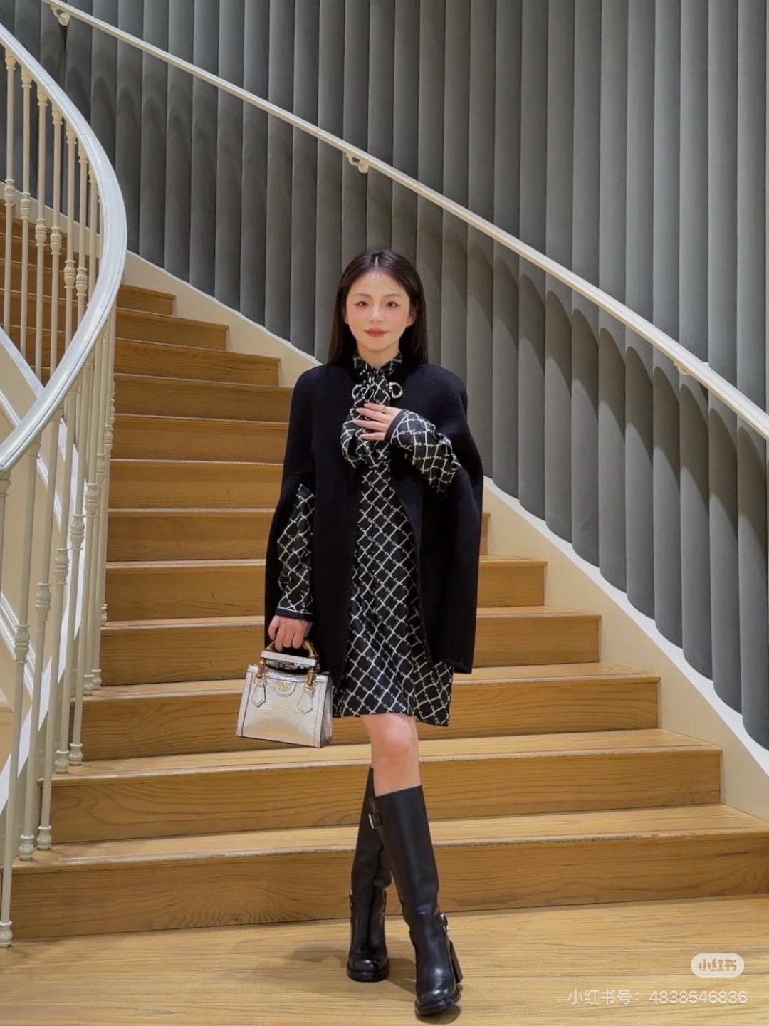 NO:685215,Gucc*2026 new product Mid-length shirt with ribbons Customized YB imported thick twill material, fine texture, comfortable to wear, mid-length silhouette shirt version, ribbons hanging down in front of the collar, can be tied or loosened, the bow shape is more sweet and noble, the whole body is diagonally intertwined, the horsebit belt outlines the rhombus distribution pattern, interspersed with letter logos, illuminates the details, low-key highlights the style, the texture is more relaxed and simple, showing a casual and free wearing style. Customized surface accessories  Look for the correct version, high version, black -,,gucci,shirts,19860909Gucc*2026新品 飘带中长款衬衫 定制YB进口斜纹稠材质,质感细腻,穿搭舒适,中长款廓形衬衣版型,领前飘带垂落,可系可松,蝴蝶结造型更显甜美贵气,通体斜分交织线条,马衔扣带勾勒出菱格分布图案,穿插字母徽标,点亮细节,低调彰显风格,质感更为松弛简约,呈现随性自由的穿搭风格.定制面辅料 认准版本 高版本 黑色 -,,gucci,shirts,,Women's clothing