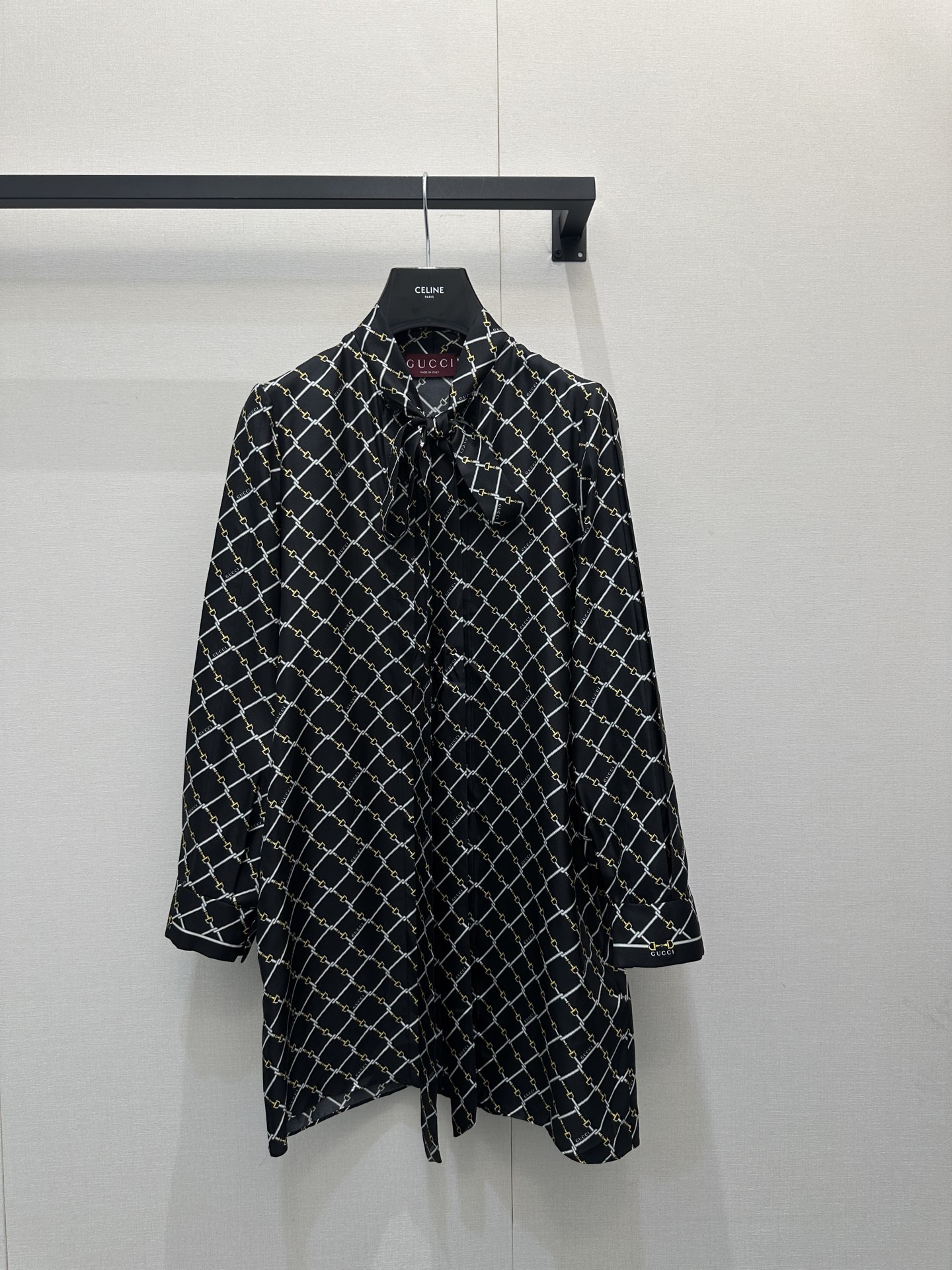 NO:685211,Gucc*2026 new product Mid-length shirt with ribbons Customized YB imported thick twill material, fine texture, comfortable to wear, mid-length silhouette shirt version, ribbons hanging down in front of the collar, can be tied or loosened, the bow shape is more sweet and noble, the whole body is diagonally intertwined, the horsebit belt outlines the rhombus distribution pattern, interspersed with letter logos, illuminates the details, low-key highlights the style, the texture is more relaxed and simple, showing a casual and free wearing style. Customized surface accessories  Look for the correct version, high version, black - real shots of large products, gucci, shirts,19860909Gucc*2026新品 飘带中长款衬衫 定制YB进口斜纹稠材质,质感细腻,穿搭舒适,中长款廓形衬衣版型,领前飘带垂落,可系可松,蝴蝶结造型更显甜美贵气,通体斜分交织线条,马衔扣带勾勒出菱格分布图案,穿插字母徽标,点亮细节,低调彰显风格,质感更为松弛简约,呈现随性自由的穿搭风格.定制面辅料 认准版本 高版本 黑色 -大货实拍,,gucci,shirts,,Women's clothing