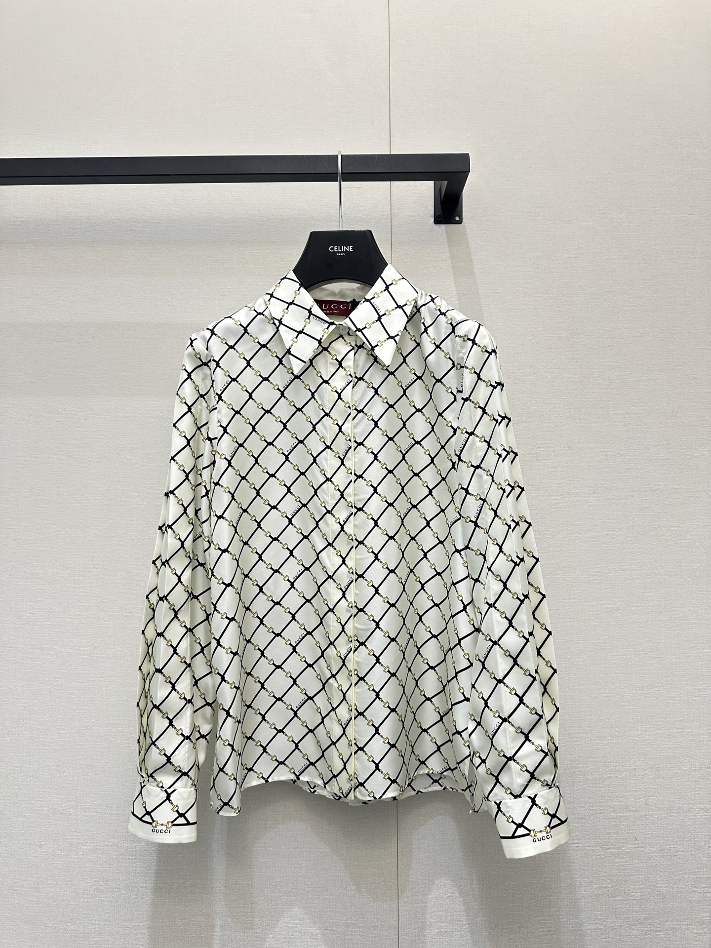 NO:685218,Gucc*2026 New Product Lapel Silk Plaid Shirt Customized YB imported 100% silk material, glossy texture, smooth and comfortable, lapel shirt version, diagonally intertwined rhombus horsebit pattern throughout, interspersed with letter logos, brightening details, low-key style, more relaxed and simple, high-end fashion. Customized surface accessories Look for the version High version White Real shot of the goods, gucci, shirts, real silk,19860909Gucc*2026新品 翻领真丝格纹衬衫 定制YB进口百分百真丝材质,质感光泽,垂顺舒适,翻领衬衣版型,通体斜分交织出菱格马衔扣图案,穿插字母徽标,点亮细节,低调彰显风格,穿搭更为松弛简约,高级时尚.定制面辅料 认准版本 高版本 白色 大货实拍,,gucci,shirts,real silk,,Women's clothing