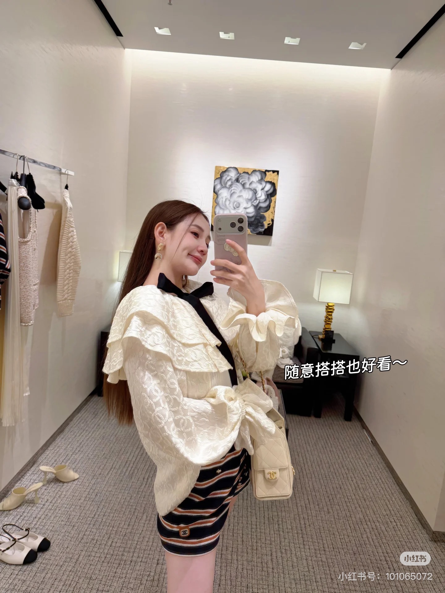 NO:685331,CHANE*25K new milk white silk double C cloak, silk material + double-layer ruffles, full of elegant retro temperament! The double C dark pattern is super recognizable, and the black bow embellishment is exquisite and eye-catching. Suitable for formal occasions or high-end party wear, rare style!  SML,,chanel,real silk,19860909CHANE*25K新品奶白色真丝双C斗篷,真丝材质+双层荷叶边,优雅复古气质满分!双C暗纹超有辨 识度,黑色蝴蝶结点缀,精致又吸睛.适合正式场合或高端聚会穿搭,稀有款！SML,,chanel,real silk,,Women's clothing