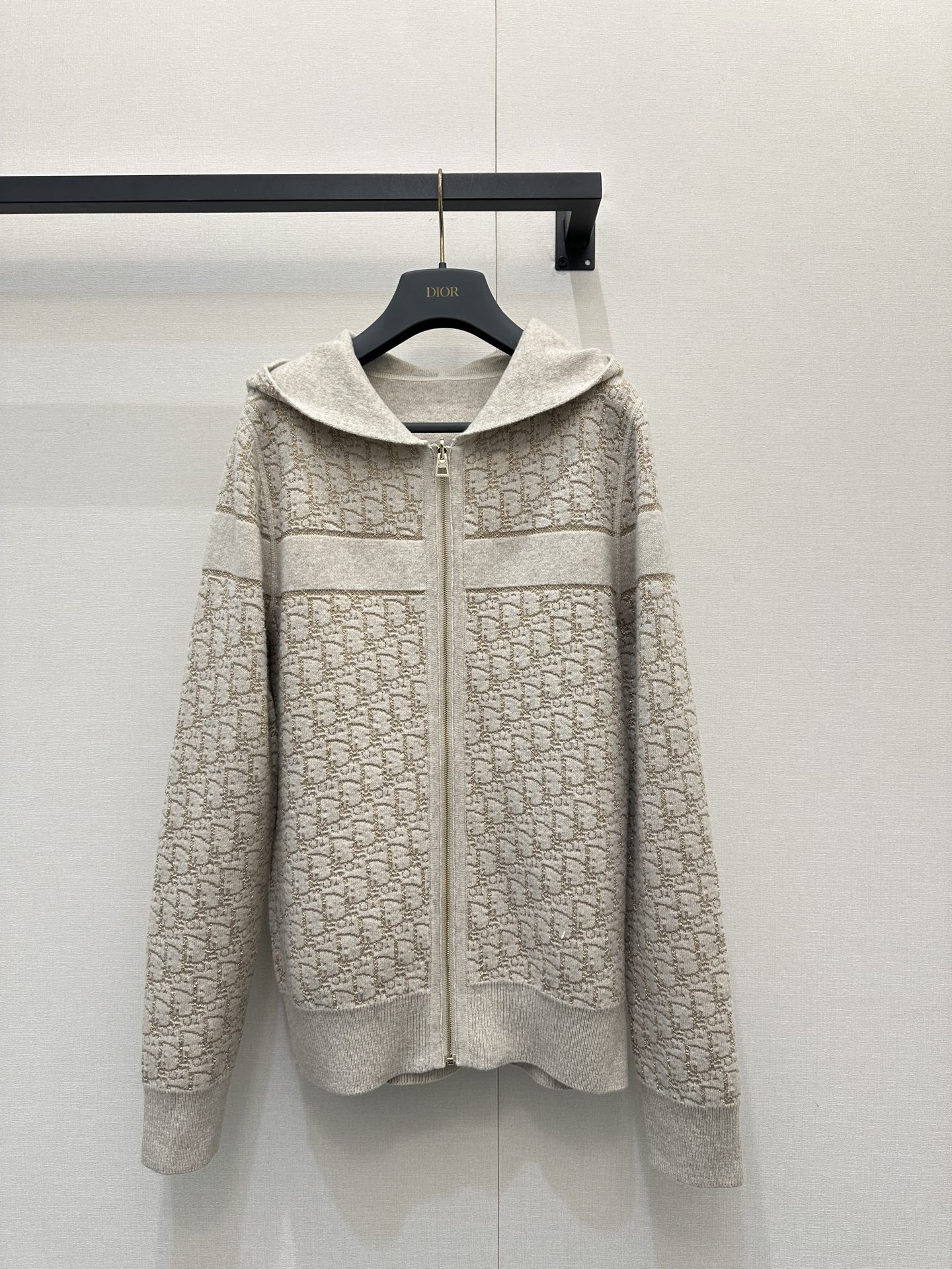 NO:685806,(Double-sided) Louis Vui*ton 25Fw new autumn and winter ribbed sheep zipper sweater丨original development!  High quality production!  Selected fine sheep wool material, soft and waxy to the touch, with a warm velvet feel, light-tone Monogram jacquard from the neckline to the chest, low-saturation color matching with advanced filters, metallic logo zipper, the opening and closing of the neckline can be freely adjusted, the stand-up collar is windproof and makes the face smaller, and the half-open collar is lazy and casual, suitable for a variety of styles!  Size S M L large goods real shot (double-sided), louis vuitton,19860909（双面穿）Louis Vui*ton 25Fw秋冬新款 罗纹绵羊拉链针织衫丨原版开发！高版出品！精选细腻绵羊毛材质,触感软糯如云朵,自带温暖绒感,领口至胸前的浅调Monogram提花,低饱和度配色自带高级滤镜,金属质感的标识拉链,可自由调节领口开合度,立领防风显脸小,半开则慵懒随性,适配多种风格！ 码数S M L大货实拍（双面）,,louis vuitton,,Women's clothing