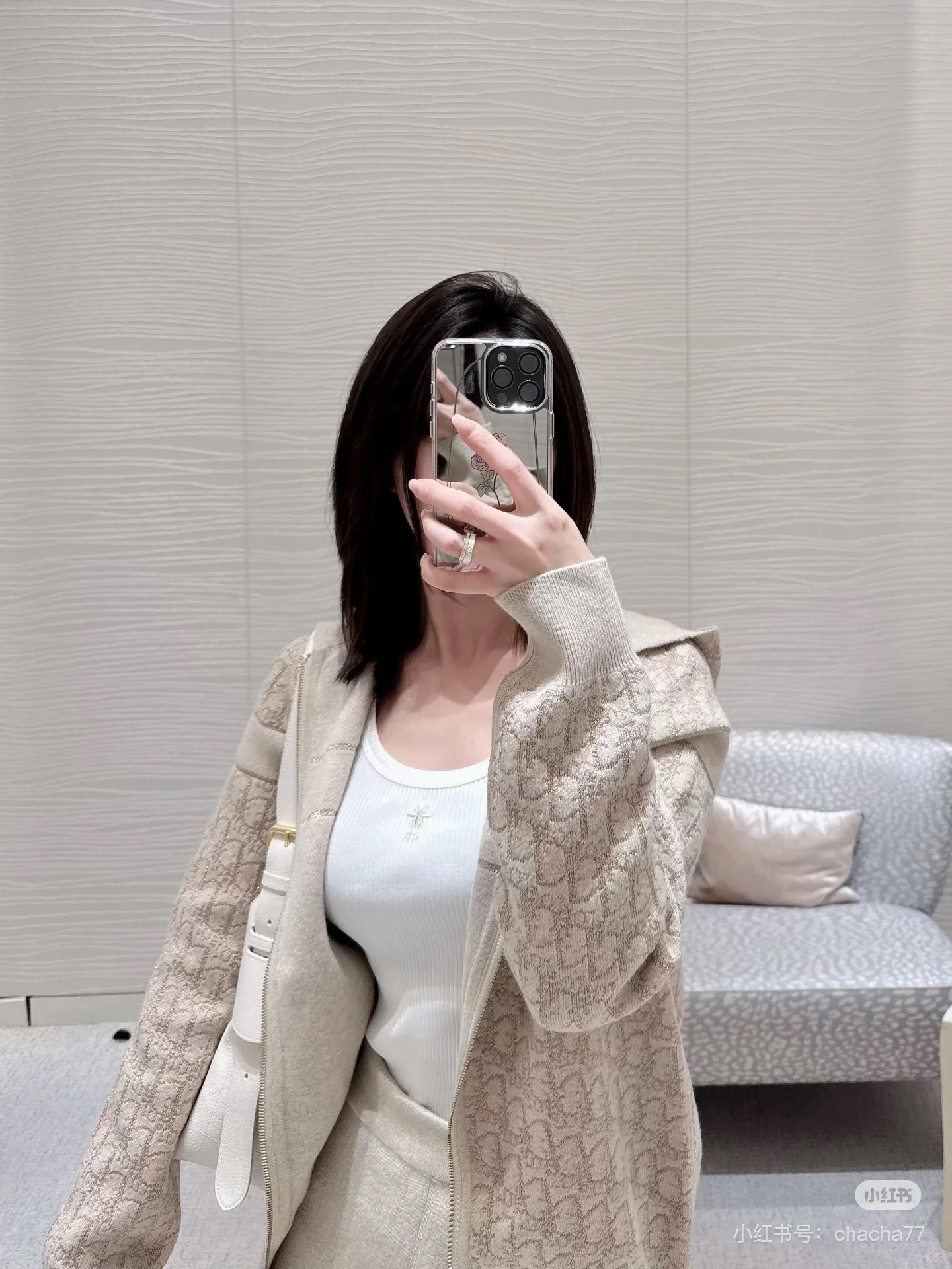 NO:685801,(Double-sided) Louis Vui*ton 25Fw new autumn and winter ribbed sheep zipper sweater丨original development!  High quality production!  Selected fine sheep wool material, soft and waxy to the touch, with a warm velvet feel, light-tone Monogram jacquard from the neckline to the chest, low-saturation color matching with advanced filters, metallic logo zipper, the opening and closing of the neckline can be freely adjusted, the stand-up collar is windproof and makes the face smaller, and the half-open collar is lazy and casual, suitable for a variety of styles!  Size S M L,,louis vuitton,19860909（双面穿）Louis Vui*ton 25Fw秋冬新款 罗纹绵羊拉链针织衫丨原版开发！高版出品！精选细腻绵羊毛材质,触感软糯如云朵,自带温暖绒感,领口至胸前的浅调Monogram提花,低饱和度配色自带高级滤镜,金属质感的标识拉链,可自由调节领口开合度,立领防风显脸小,半开则慵懒随性,适配多种风格！ 码数S M L,,louis vuitton,,Women's clothing