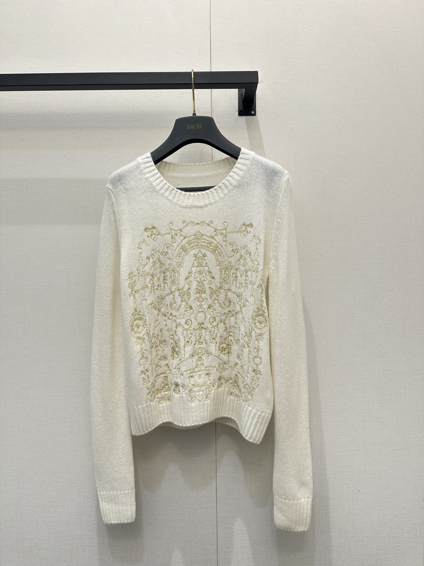 NO:685795,Dio* 25Ss early spring new style floral embroidered round neck pullover knitted sweater丨Exclusive high-end version! The quality of imported cashmere yarn is superb! Swiss machine hanging flowers come out for embroidery! Original full-width heavy-duty positioning embroidery technology! Bai Fumei must enter! Luxurious high-end items, classic and versatile styles, elegant temperament and age-reducing girlish style. It looks good with gauze skirts and jeans. Available in stock, S/M/L, large quantities, real shots, dior, skirts, jeans, sweaters,19860909Dio* 25Ss早春新款 花卉刺绣圆领套头针织毛衣丨独家高版出品！进口羊绒纱线质量超赞！瑞士机花机掛花出来在刺绣的！原版满幅重工定位刺绣工艺！白富美必入！奢华高级单品,经典百搭版型气质优雅减龄少女风.搭配纱裙牛仔裤都好看.现货发售S/M/L大货实拍,,dior,skirts,jeans,sweaters,,Women's clothing