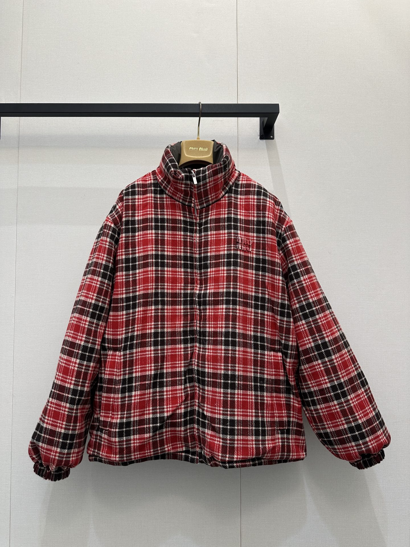 NO:686677,Comes with dust bag (double-sided wool down jacket) *25new logo letter double-sided zipper down jacket with contrasting color splicing design on the front and back. The loose silhouette upper body is super friendly to the body!  The best single item for both men and women ~ Exclusively customized imported yb90 national standard filled down material, the whole piece feels very light on the body and has excellent warmth retention. The price-performance ratio is not too high if you wear two clothes in one!  The double-sided chest is embellished with logo and letter patterns, and the mold is customized for electroplated hardware accessories. The texture and outfit are perfectly integrated ~ 1:1 awesome version, the latest item in early autumn. Be sure to look for the exclusive high version. SML's actual shot of large quantities (double-sided down jacket),, down jacket,19860909配防尘袋（双面羊毛羽绒服）*25new徽标字母双面拉链羽绒服正反面做撞色拼接设计,宽松廓形上身对身材包容性超友好！男女同款单品绝绝子～ 独家定制进口yb90国标填充羽绒材质,整件上身感很轻,保暖性极佳,一衣两穿性价比不要太高！双面胸前做徽标字母图案点缀,开模定制电镀五金配件,质感与穿搭完美融合～1:1超赞版型,早秋最新单品 认准独家高版本 SML大货实拍（双面羽绒服）,,down jacket,,Women's clothing