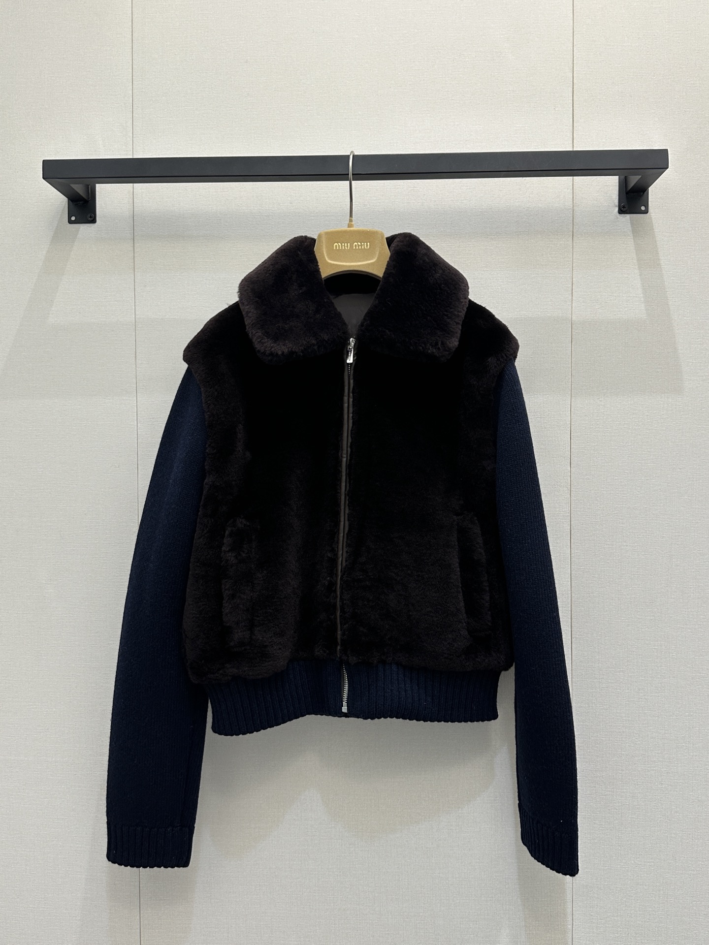 NO:686678,Equipped with a dust bag and integrated with fur (special craftsmanship, it cannot be ironed, washed or touched with water) *25 new sheep wool spliced ​​cashmere lapel plush jacket. The whole piece is designed with contrasting fur splicing. The sleeves are made of cashmere and wool materials. The texture of the whole piece is super awesome!  The three-dimensional cut of the front shoulder is versatile and not picky. It is exclusively made of imported yb wool and cashmere blended material. The overall color is mainly brown with splicing. It is full of the temperament of a rich family!  The upper body has a soft and waxy smell!  The back eaves and neckline are designed with a logo pattern, and the small details are completely perfect~ It’s easy to wear college retro style~ 1:1 awesome version, the latest item in early autumn, look for the exclusive high version SML real shots of large products, jackets & coats,19860909配防尘袋皮毛一体（特殊工艺不能熨烫 不能水洗 不能碰水）*25new绵羊毛拼接羊绒翻领毛绒外套整件做撞色皮毛拼接设计,袖子做羊绒羊毛材质搭配,整件质感超级赞！正肩立体剪裁版型百搭不挑人 独家定制进口yb羊毛羊绒混纺材质,整体以咖色为主调搭配拼接,富家千金气质拉满了！上身自带软糯气息！后檐领口位置做徽标图案设计,小细节完全拉满～学院复古风穿搭轻松拥有～1:1超赞版型,早秋最新单品,认准独家高版本 SML大货实拍,,jackets & coats,,Women's clothing