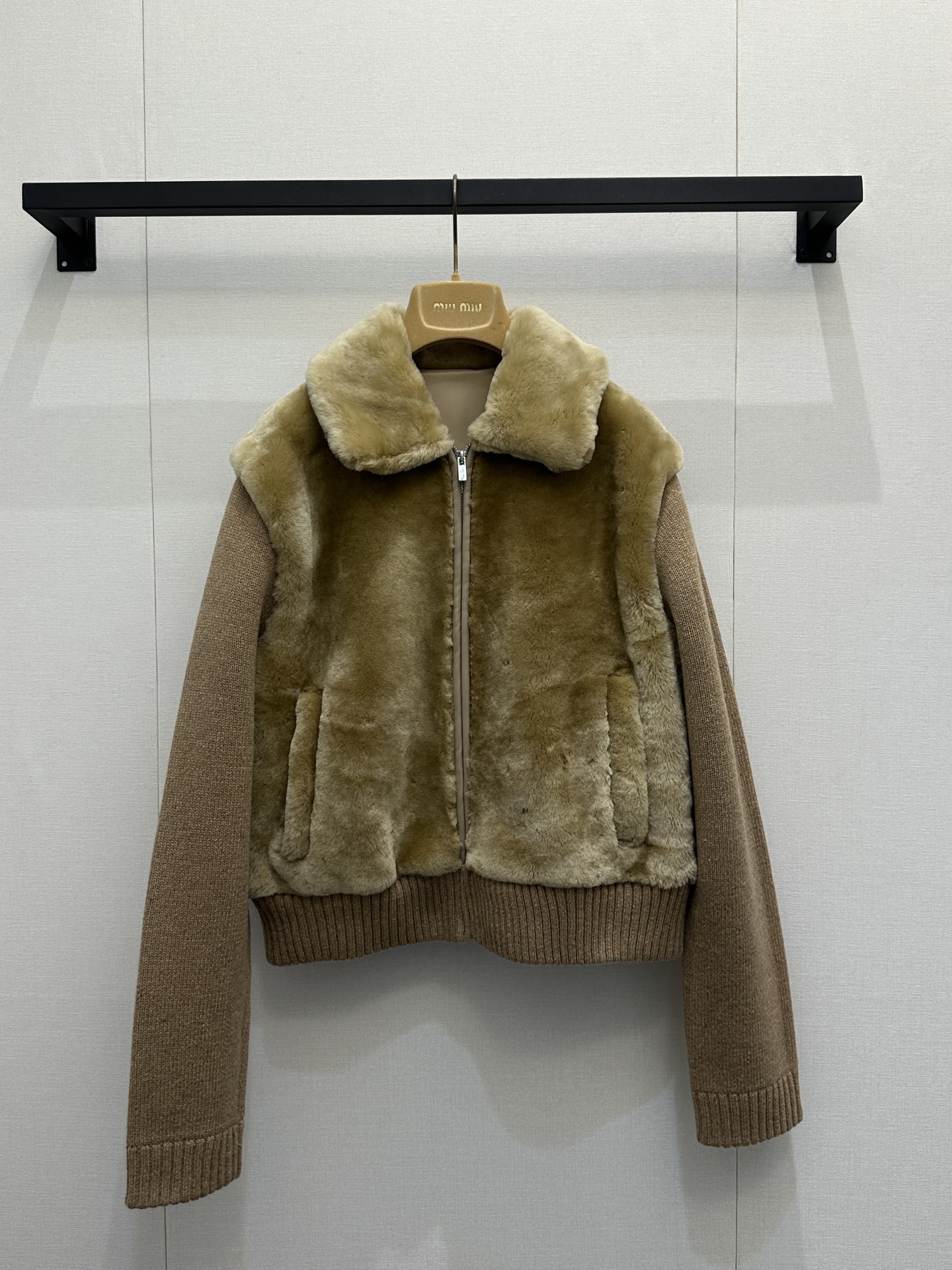 NO:686633,Equipped with a dust bag and integrated with fur (special craftsmanship, it cannot be ironed, washed or touched with water) *25 new sheep wool spliced ​​cashmere lapel plush jacket. The whole piece is designed with contrasting fur splicing. The sleeves are made of cashmere and wool materials. The texture of the whole piece is super awesome!  The three-dimensional cut of the front shoulder is versatile and not picky. It is exclusively made of imported yb wool and cashmere blended material. The overall color is mainly brown with splicing. It is full of the temperament of a rich family!  The upper body has a soft and waxy smell!  The back eaves and neckline are designed with a logo pattern, and the small details are completely perfect~ It’s easy to wear college retro style~ 1:1 awesome version, the latest item in early autumn, look for the exclusive high version SML real shots of large products, jackets & coats,19860909配防尘袋皮毛一体（特殊工艺不能熨烫 不能水洗 不能碰水）*25new绵羊毛拼接羊绒翻领毛绒外套整件做撞色皮毛拼接设计,袖子做羊绒羊毛材质搭配,整件质感超级赞！正肩立体剪裁版型百搭不挑人 独家定制进口yb羊毛羊绒混纺材质,整体以咖色为主调搭配拼接,富家千金气质拉满了！上身自带软糯气息！后檐领口位置做徽标图案设计,小细节完全拉满～学院复古风穿搭轻松拥有～1:1超赞版型,早秋最新单品,认准独家高版本 SML大货实拍,,jackets & coats,,Women's clothing