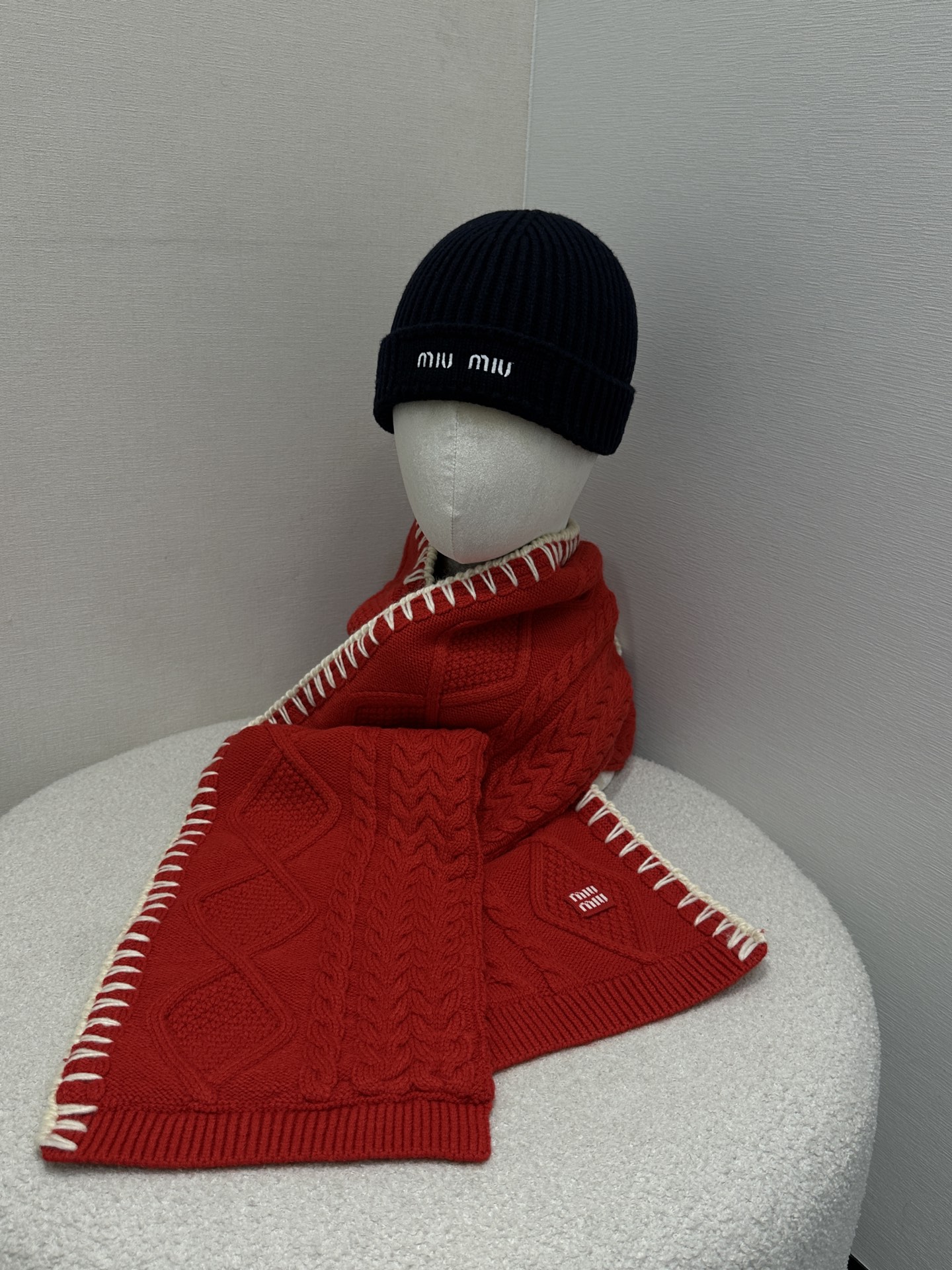 NO:686674,*26new logo letter three-dimensional rhombus contrast scarf has a soft and delicate wrapping feel. It looks very sweet when paired with various outfits ~ looks great with holiday ootd. Exclusively customized imported yb wool and cashmere blended material, embellished with contrasting logo embroidery patterns, highlighting the brand's unique charm and personality!  The twist design is the overall highlight, a must-have artifact in autumn and winter ~ 1:1 awesome version, the latest single product, look for the exclusive high version, one-size-fits-all, real shots,19860909*26new徽标字母立体菱格撞色围巾软糯细腻的包裹感,搭配各种穿搭显得整个人非常甜美～节假日ootd搭配超好看 独家定制进口yb羊毛羊绒混纺材质,撞色徽标刺绣图案点缀,凸显品牌独有的魅力个性！麻花设计做整体亮点,秋冬季节必备神器～1:1超赞版型,最新单品,认准独家高版本 均码大货实拍,,,Women's clothing