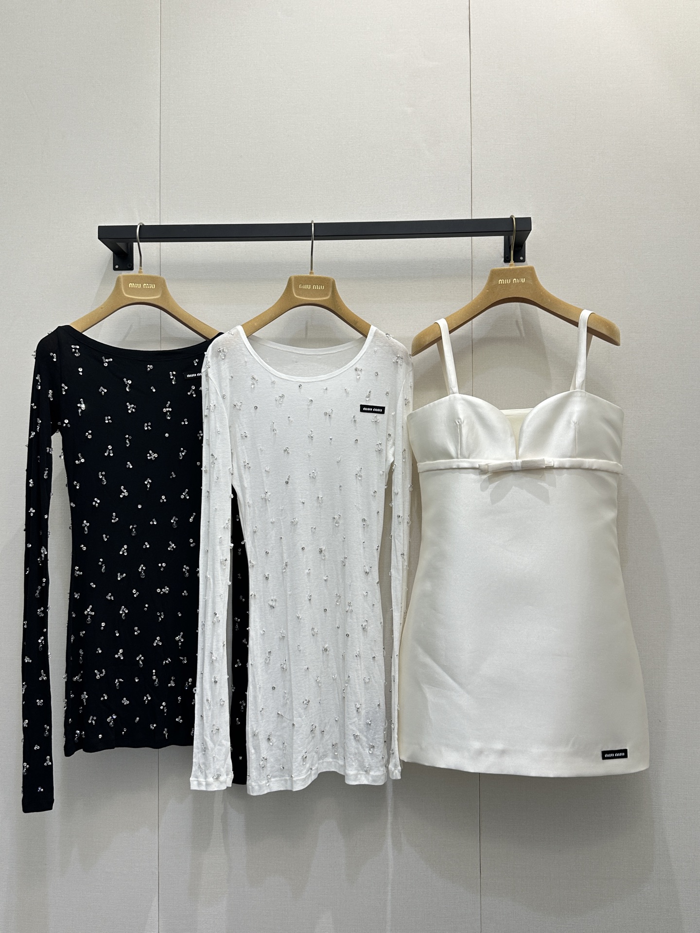 NO:686638,MiuMi* 26Ss early spring new style bow white suspender dress丨Exclusively developed!  High quality production!  The skirt has a satin bow of the same color and a brand logo on the hem. It is minimalist but full of elegance and sophistication!  Wear a milky white jacquard sweater on the inside, a satin-textured suspender skirt on the outside, bows on the neckline/waist side and waist-cinching tailoring. It is sweet and cool with a girlish femininity hidden in it!  Suitable for indoor and outdoor wear in autumn and winter ~ Ready-made S/M/L matching reference,,miumiu,skirts,19860909MiuMi* 26Ss早春新款 蝴蝶结白色吊带连衣裙丨独家开发！高版出品！裙身同色系缎面蝴蝶结+下摆品牌标,极简里全是贵气小心机！内搭奶白提花针织衫,外搭缎面质感吊带裙,领口/腰侧蝴蝶结+收腰剪裁,甜酷中藏着少女的柔美感！秋冬室内外穿都适配～现货发售S/M/L搭配参考,,miumiu,skirts,,Women's clothing