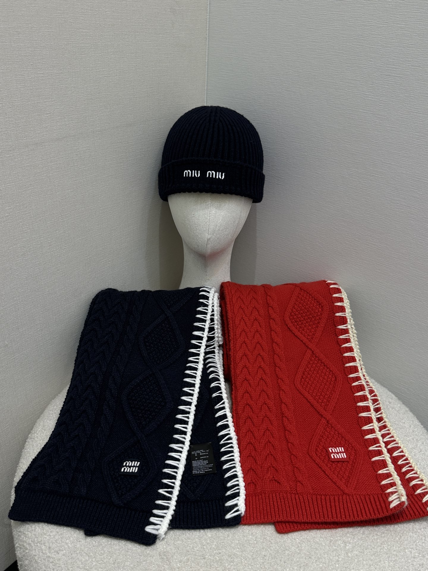 NO:687592,*26new logo letter three-dimensional rhombus contrast scarf has a soft and delicate wrapping feel. It looks very sweet when paired with various outfits ~ looks great with holiday ootd. Exclusively customized imported yb wool and cashmere blended material, embellished with contrasting logo embroidery patterns, highlighting the brand's unique charm and personality!  The twist design is the overall highlight, a must-have artifact in autumn and winter ~ 1:1 awesome version, the latest single product, look for the exclusive high version, one-size-fits-all, real shots,19860909*26new徽标字母立体菱格撞色围巾软糯细腻的包裹感,搭配各种穿搭显得整个人非常甜美～节假日ootd搭配超好看 独家定制进口yb羊毛羊绒混纺材质,撞色徽标刺绣图案点缀,凸显品牌独有的魅力个性！麻花设计做整体亮点,秋冬季节必备神器～1:1超赞版型,最新单品,认准独家高版本 均码大货实拍,,,Women's clothing