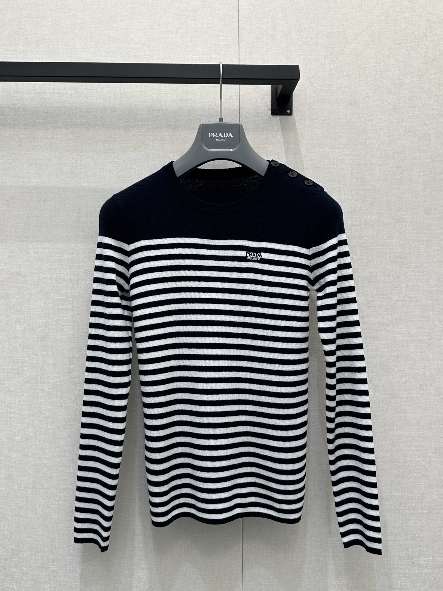 NO:687568,Prada26 new spring and autumn striped round-neck sweater is very slim. The classic navy-style round neck is simple and elegant. The elastic cuffs and hem fit perfectly! It is suitable for wearing alone or layered in spring and autumn. Pair it with high-waisted pants and skirts to easily create a casual commuting style. SML real photos of large products, prada, skirts,19860909Prada26春秋新款条纹圆领针织衫 很显瘦 经典海军风圆领简约大方 袖口和下摆弹性收口贴合度满分!春秋季节单穿或内搭都很合适 搭配高腰裤半身裙 轻松打造休闲通勤风.SML大货实拍,,prada,skirts,,Women's clothing