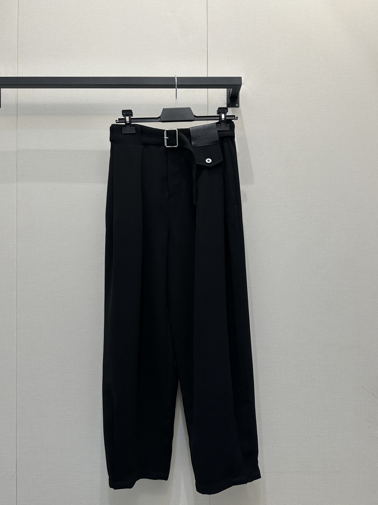 NO:687586,(Pants) Loew* 26SS early spring new style pleated belt wide-leg pants丨Exclusively developed!  Top quality production!  The 'magic pants' for relaxed wear, with high waist + three-dimensional pleats + floor-length wide legs, welding the 'lazy and casual' on the legs, hiding the flesh and showing proportions, suitable for all kinds of body types, the same material denim belt + leather brand logo embellishment, hardware buckle details complete the luxurious texture!  A versatile style for early spring wear, recommended!  Spot sale S/M/L large goods real shot,,loewe,19860909（裤子）Loew* 26SS早春新款 褶皱腰带阔腿裤丨独家开发！顶级高版出品！松弛感穿搭的“神裤”级存在,高腰+立体褶皱+拖地阔腿,把“慵懒随性”焊在腿上,藏肉又显比例,适配各种身材,同料牛仔腰带+皮质品牌标点缀,五金扣细节把高奢质感拉满！早春穿搭的万能适配款,推荐！现货发售S/M/L大货实拍,,loewe,,Women's clothing