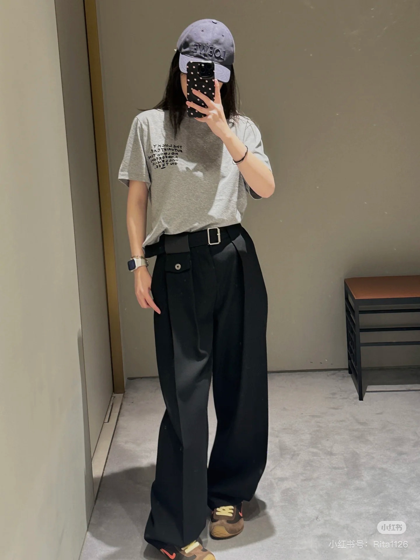 NO:687589,(Pants) Loew* 26SS early spring new style pleated belt wide-leg pants丨Exclusively developed!  Top quality production!  The 'magic pants' for relaxed wear, with high waist + three-dimensional pleats + floor-length wide legs, welding the 'lazy and casual' on the legs, hiding the flesh and showing proportions, suitable for all kinds of body types, the same material denim belt + leather brand logo embellishment, hardware buckle details complete the luxurious texture!  A versatile style for early spring wear, recommended!  Available in stock S/M/L,,loewe,19860909（裤子）Loew* 26SS早春新款 褶皱腰带阔腿裤丨独家开发！顶级高版出品！松弛感穿搭的“神裤”级存在,高腰+立体褶皱+拖地阔腿,把“慵懒随性”焊在腿上,藏肉又显比例,适配各种身材,同料牛仔腰带+皮质品牌标点缀,五金扣细节把高奢质感拉满！早春穿搭的万能适配款,推荐！现货发售S/M/L,,loewe,,Women's clothing