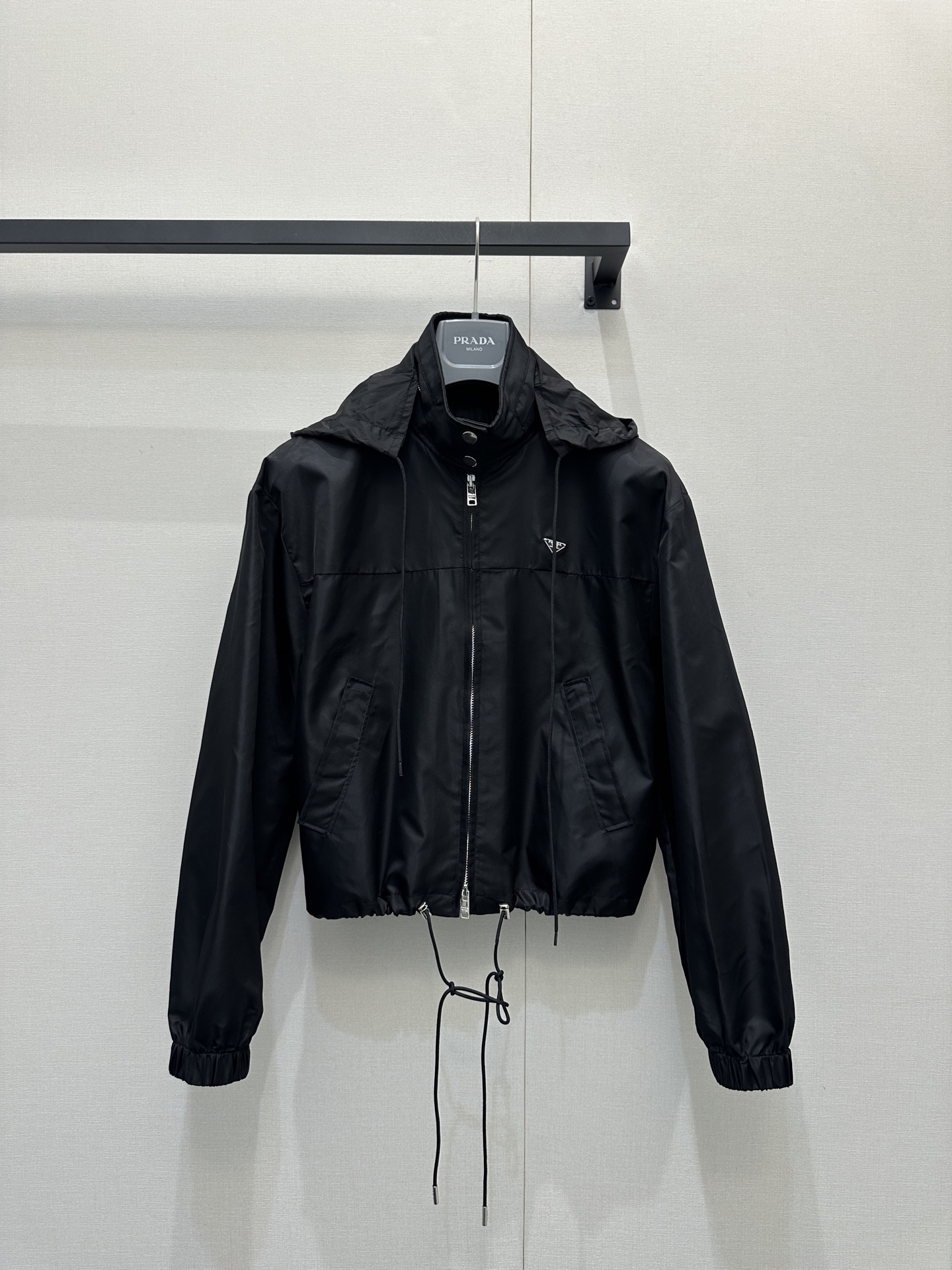 NO:696933,Prad* 2026 new products on the shelves, short drawstring zipper jacket  Customized YB imported environmentally friendly regenerated nylon material, high-quality texture, high-end appearance, versatile loose and short style casual jacket, hooded stand-up collar zipper can store hats, two-wear design, neat stand-up collar with iconic triangle logo, drawstring hem can be freely adjusted,  The light and thin nylon fabric is crisp and comfortable, and the loose cut is lazy and cool. It is very fashionable to wear with a sweatshirt or a T-shirt for the spring. It is a versatile wardrobe item. It can be worn on the street with a relaxed feeling, highlighting the brand's tone. It is stylish and can be matched with a series of skirts. Customized fabrics and accessories  Look for the correct version, high version, black, real shots of large quantities, prada, hoodie, sweatshirts, skirts, jackets & coats, tees, t-shirts, hats,19860909Prad* 2026新品上架 冲锋短款抽绳拉链外套 定制YB进口环保再生尼龙材质,质感上乘,品相高级,百搭宽松偏短款冲锋休闲外套,连帽立领拉链可收纳帽子两穿设计,利落的立领搭配标志性三角标,抽绳下摆可自由调节版型,轻薄的尼龙面料挺括又舒适,宽松剪裁慵懒又酷飒,开春搭卫衣、内搭T恤都超有范儿,妥妥的衣橱百搭王,穿出街头松弛感,彰显品牌调性,穿搭有型,可搭配系列半裙.定制面辅料 认准版本 高版本 黑色 大货实拍,,prada,hoodie,sweatshirts,skirts,jackets & coats,tees，t-shirt,hats,,Women's clothing