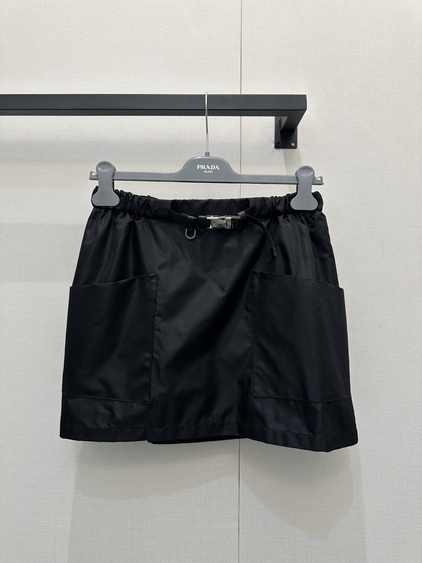 NO:696937,Prad*2026 new products are on the shelves. Belt pocket workwear skirt is made of YB imported environmentally friendly regenerated nylon material. The fabric is shiny and comfortable to wear. The high-waisted short skirt version has large-capacity pockets on both sides to form layers. At the same time, it adds a casual atmosphere to workwear. It is adjusted with metal snap belts. The printed letter details can better show the brand's high-end sense. Flexible movement makes youthful vitality stand out. The straight hem modifies the waist and crotch. It is more tolerant to the body and gives a trendy style in early spring. Customized surface accessories  Look for the correct version, high version, black, real shots of large products, prada, skirts,19860909Prad*2026新品上架 腰带口袋工装半裙定制YB进口环保再生尼龙材质,面料光泽,穿搭舒适有型,高腰短裙版型,两侧大容量口袋形成层次,同时增加工装休闲气息,配合金属按扣腰带调节,印刻字母细节更能看出品牌高级感,灵活行动让青春活力立显,直筒下摆修饰腰身胯部,对身材包容度更高,早春穿搭出潮流风格.定制面辅料 认准版本 高版本 黑色 大货实拍,,prada,skirts,,Women's clothing