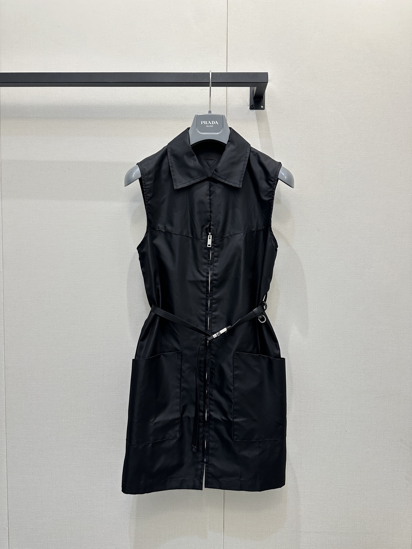 NO:696944,PRAD*2025FW new autumn and winter product series //Triangle logo hooded windproof jacket, jacket, vest skirt. High-quality nylon fabric, classic lapel version, double front pockets. The triangle logo on the body is the finishing touch, enhancing the sophistication of the item. The loose oversize version is highly tolerant to the body shape, creating a casual street style. The elastic design can be freely adjusted to enhance the windproof effect. SML's actual photos, prada, versace, skirts, jackets  & coats,jackets & coats,hats,19860909PRAD*2025FW秋冬新品系列//三角标连帽防风夹克外套马甲裙 高质感的尼龙面料,经典的翻领版型,正面双口袋 衣身三角标是点睛之笔、提升单品的精致度,宽松的oversize版型对身形包容度极高,打造出随性的街头风格,松紧设计可自由调节,增强防风效果.SML大货实拍,,prada,versace,skirts,jackets & coats,jackets & coats,hats,,Women's clothing