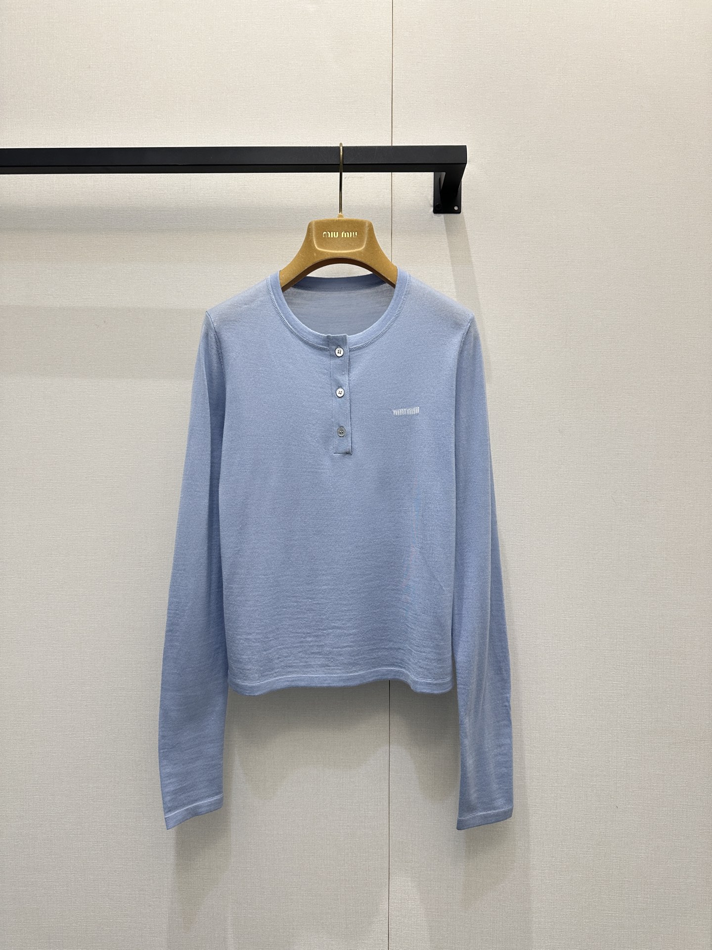 NO:696947,Miu Miu has a cool, hazy blue button-embellished cashmere sweater as a base layer. It is a soft and waxy basic style that can be worn with any color. It is exclusively made of imported yb wool and cashmere blended material. It is a great tool for Miu girls to feel the spring atmosphere.  The overall tone is haze blue, with a high-end and fresh feel. The delicate cashmere fabric is soft and skin-friendly. The button decoration on the neckline is simple yet design-friendly. The small logo embroidery hides exquisite details. The slim tailoring fits the body shape, and the small details are fully filled ~ 1:1 awesome version. The latest item, look for the exclusive high version. SML's real shot of the goods,, miumiu,19860909Miu Miu清冷感雾霾蓝纽扣装饰羊绒针织衫打底衫 软软糯糯的百搭基础款独家定制进口yb羊毛羊绒混纺材质,是miu系少女的春日氛围感利器 整体以雾霾蓝为主调,高级清新感,细腻的羊绒面料软糯亲肤,领口的纽扣装饰简约又不失设计感,小logo刺绣暗藏精致细节.修身剪裁贴合身形,小细节完全拉满～1:1超赞版型,最新单品,认准独家高版本 SML大货实拍,,miumiu,,Women's clothing