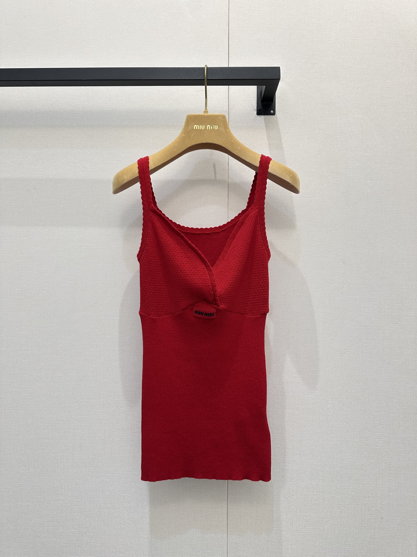 NO:696924,miumiu26 new knitted camisole, this is the new color in the early spring of 2026, the bright red vest can be matched with white, black and many colors of base. It will also look white when worn alone. Spot SML large goods real shot,, miumiu,19860909miumiu26新款针织吊带背心,这是二六年早春的新款颜色,大红色大红色的这款背心可以搭配白色黑色和很多颜色的打底,单穿也会很显白 现货SML大货实拍,,miumiu,,Women's clothing