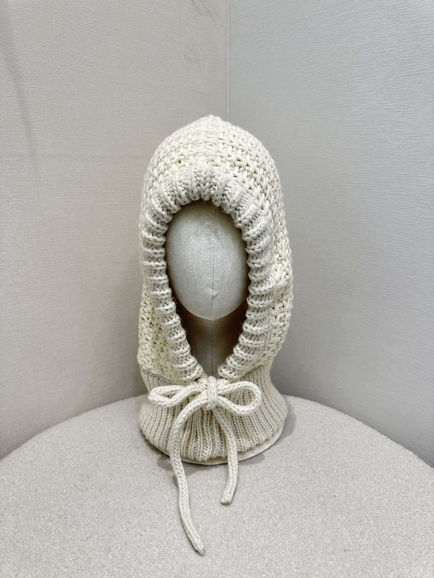 NO:697274,*26 scarf hooded cashmere knitted hat matching version is made of high-quality cashmere blended fabrics. The knitted texture is fine and dense, soft and skin-friendly. The classic ear protection version can effectively resist the cold wind. It is a must-have item for fashionistas!  Scarves will also be available. Exclusively customized imported yb sheep wool blended material, the hooded scarf design injects sweet elements into the overall look; the brand logo on the hat body is low-key and recognizable, and the details highlight the luxury brand identity, and the sweet and cool style is instantly complete!  1:1 Awesome version, the latest item in early spring, look out for the exclusive high version. Real photos of large products,,hats,19860909*26围脖连帽羊绒针织帽对版精选高品质羊绒混纺面料,针织纹理细腻密实,触感柔软亲肤,经典护耳版型有效抵御寒风、潮人必入搭配单品！围巾也会出哒 独家定制进口yb绵羊毛混纺材质,连帽围脖设计为整体造型注入甜美元素；帽身品牌标识低调又具辨识度,细节处彰显奢牌身份,甜酷风格瞬间拉满！1:1超赞版型,早春最新单品,认准独家高版本.大货实拍,,hats,,Women's clothing