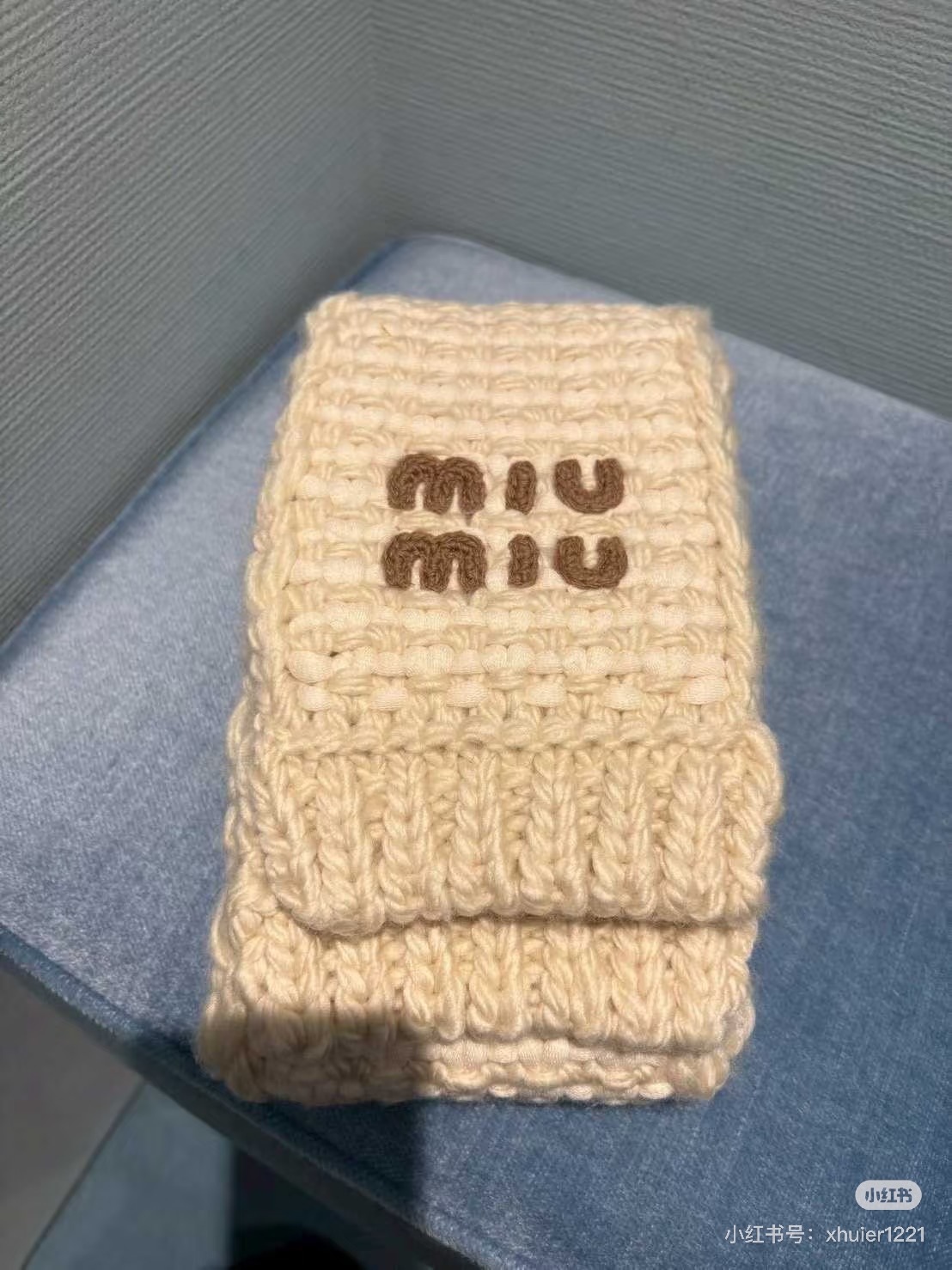 NO:697280,(Scarf) *26 neck scarf hooded cashmere scarf matching version is selected from high-quality cashmere blended fabrics. The knitted texture is fine and dense, soft and skin-friendly. The classic ear protection version can effectively resist the cold wind. It is a must-have item for fashionistas!  Scarves will also be available. Exclusively customized imported yb sheep wool blended material, the hooded scarf design injects sweet elements into the overall look; the brand logo on the hat body is low-key and recognizable, and the details highlight the luxury brand identity, and the sweet and cool style is instantly complete!  1:1 awesome version, the latest item in early spring, look out for the exclusive high version.,,hats,19860909（围巾）*26围脖连帽羊绒围巾对版精选高品质羊绒混纺面料,针织纹理细腻密实,触感柔软亲肤,经典护耳版型有效抵御寒风、潮人必入搭配单品！围巾也会出哒 独家定制进口yb绵羊毛混纺材质,连帽围脖设计为整体造型注入甜美元素；帽身品牌标识低调又具辨识度,细节处彰显奢牌身份,甜酷风格瞬间拉满！1:1超赞版型,早春最新单品,认准独家高版本.,,hats,,Women's clothing