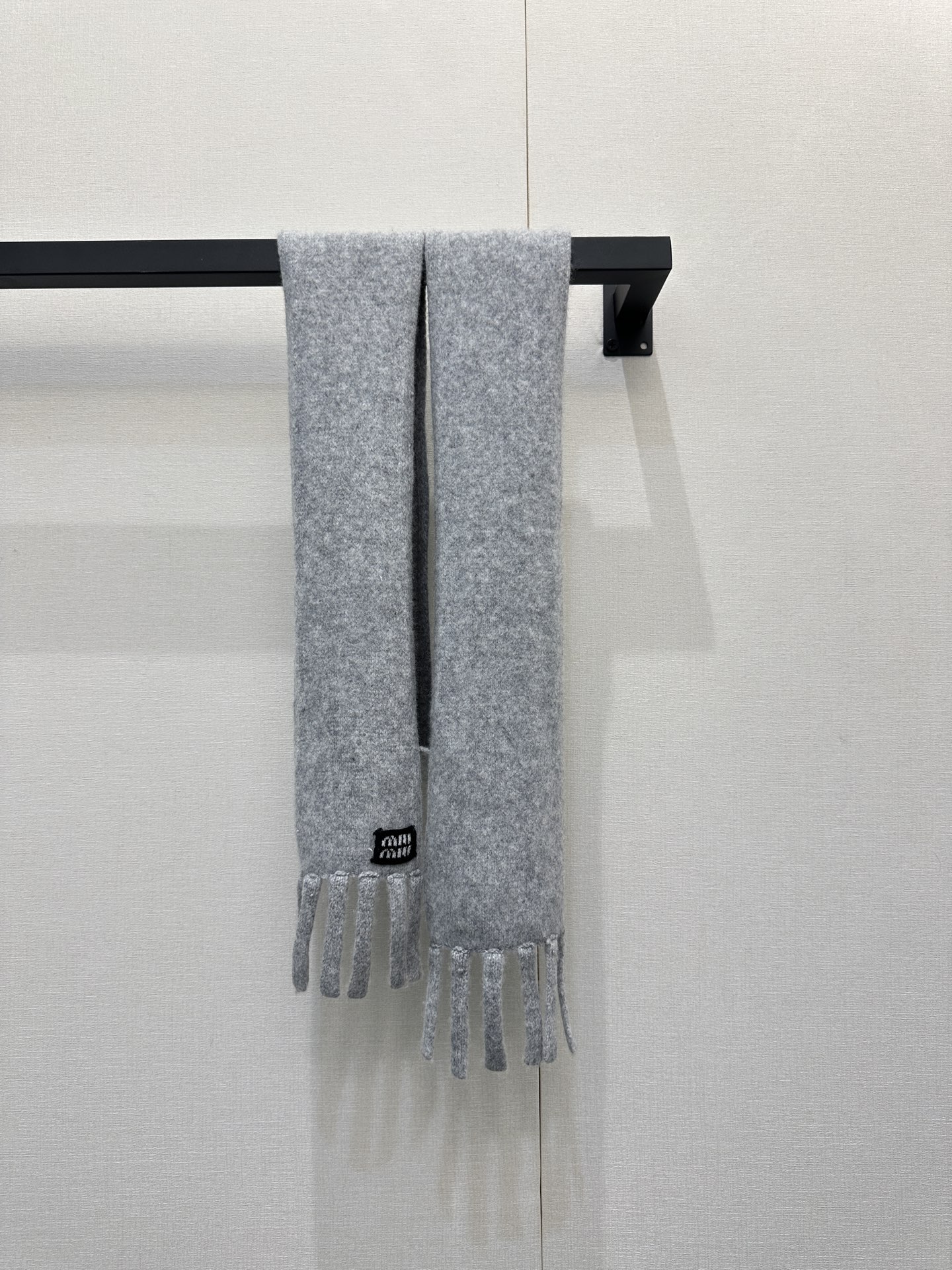 NO:697267,(Scarf) Advanced customization series Miumiu new letter wool knitted scarf丨original development!  High quality production!  It abandons the heavy feeling of daily scarves and becomes more academic style. It is super cute. The length is just two circles and it is rich. It is both salty and sweet!  !  !  Like it so much!  !  Real shots of large products,,miumiu,19860909（围巾）高级定制系列 Miumiu 新款 字母羊毛针织围巾丨原版开发！高版出品！舍弃了日常围巾的厚重感,更加学院风,超级可爱,长度就是绕两圈还有富裕,可盐可甜！！！太喜欢了！！大货实拍,,miumiu,,Women's clothing