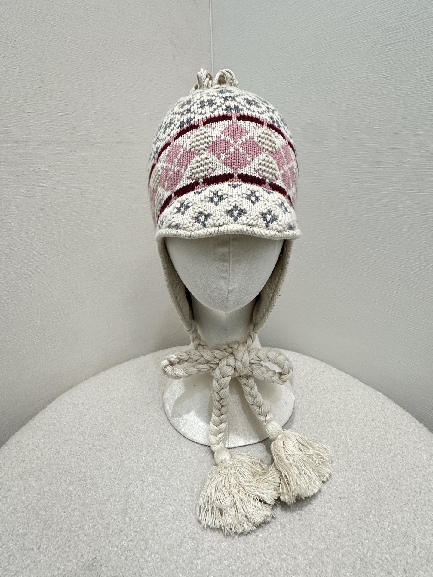 NO:697283,(Hat) *26new Fair Isle cashmere wool cold hat. It has a soft and delicate wrapping feel. It looks very sweet when matched with various outfits~ Exclusively customized imported yb cashmere and wool blended material, with contrasting logo pattern embellishment, highlighting the brand's unique charm and personality!  The pendant tassel design is the overall highlight, a must-have artifact in autumn and winter ~ 1:1 awesome version, the latest item in early spring, look for the exclusive high version, one-size-fits-all, real shots,,hats,19860909（帽子）*26new费尔岛羊绒羊毛冷帽 软糯细腻的包裹感,搭配各种穿搭显得整个人非常甜美～ 独家定制进口yb羊绒羊毛混纺材质,撞色徽标图案点缀,凸显品牌独有的魅力个性！吊坠流苏设计做整体亮点,秋冬季节必备神器～1:1超赞版型,早春最新单品,认准独家高版本 均码大货实拍,,hats,,Women's clothing