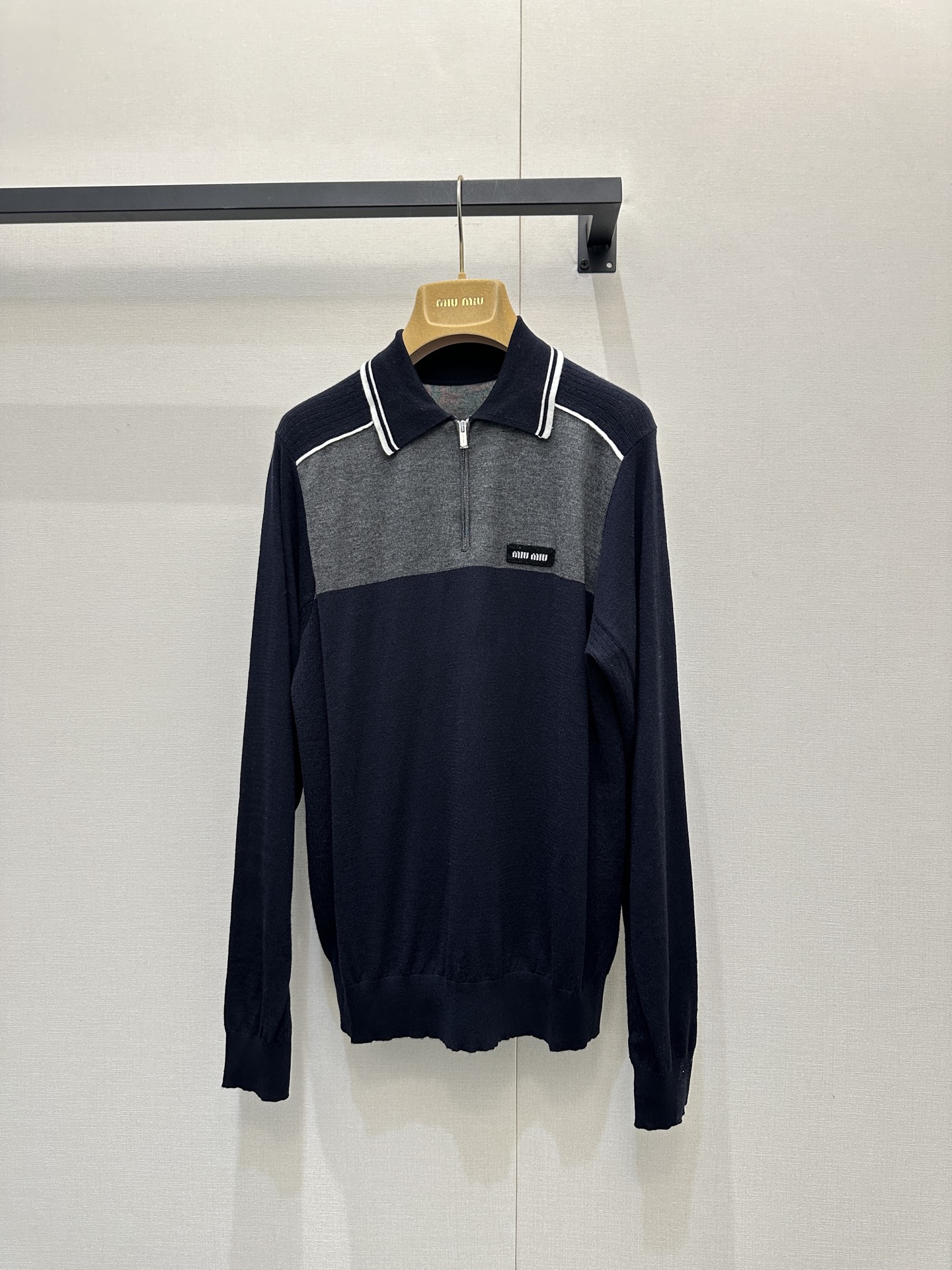 NO:697259,26Miumi* Color block knitted half-zip sweater. Dark blue + gray and white contrasting design, full of college style! High-quality wool blend, soft and warm, super comfortable to wear in autumn and winter. Half-zip + Polo collar, exquisite details, and the triangle logo on the chest is very recognizable. Loose version, suitable for all body types. Whether worn inside or alone, you can easily create an age-reducing and western style, suitable for commuting and leisure! Size S M  L big goods real shot,,miumiu,sweaters,1986090926Miumi* 拼色针织半拉链毛衣 深蓝+灰白撞色设计,学院风满满!高品质羊毛混纺,柔软又保暖,秋冬穿超舒服.半拉链+Polo领,细节精致,胸前三角标超有辨识度计.宽松版型,适合各种身材.无论内搭还是单穿,都能轻松打造减龄洋气造型,通勤休闲都OK!码数S M L大货实拍,,miumiu,sweaters,,Women's clothing