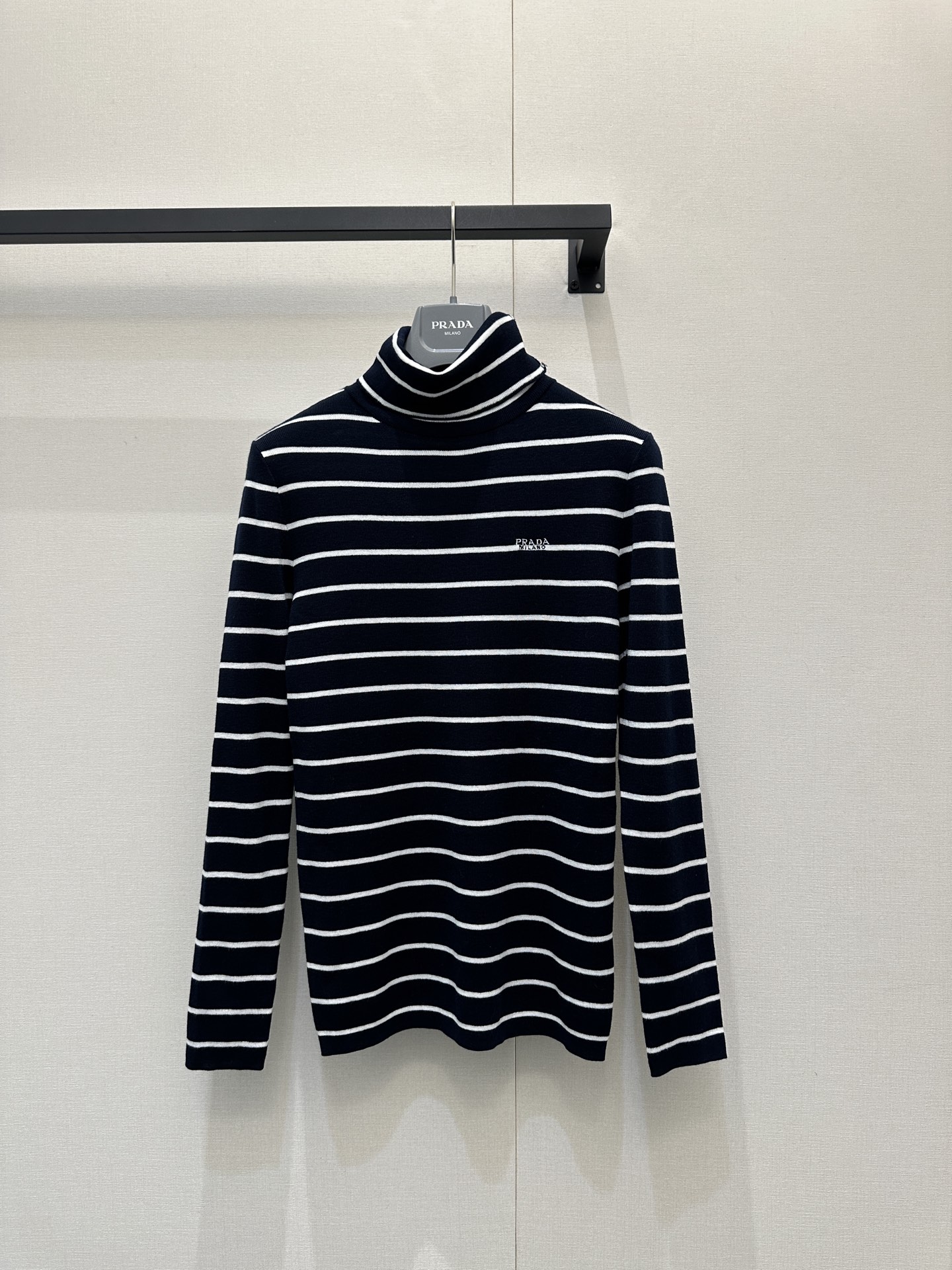 NO:697272,Prad* striped turtleneck sweater, classic black and white stripes + turtleneck design, simple and high-end! The logo on the chest low-key highlights the brand sense. The knitted fabric has good elasticity and is close-fitting and comfortable. It is OK to wear alone or layered in autumn and winter. Paired with a black belt and trousers, you can easily get a fashionable layering. It can be worn for commuting and leisure, practical and fashionable! Size S M L, real shot of large product,, prada,19860909Prad* 条纹高领针织衫 经典黑白条纹+高领设计,简约又高级!胸前Logo低调彰显品牌感.针织面料弹性好,贴身舒适,秋冬单穿或内搭都很OK.搭配黑色腰带和裤装,轻松get时尚层次感,通勤休闲都能穿,实用又时髦! 码数S M L大货实拍,,prada,,Women's clothing