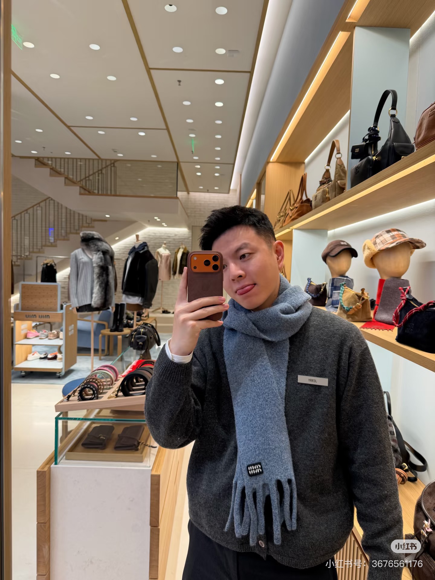 NO:697270,(Scarf) Advanced customization series Miumiu new letter wool knitted scarf丨original development!  High quality production!  It abandons the heavy feeling of daily scarves and becomes more academic style. It is super cute. The length is just two circles and it is rich. It is both salty and sweet!  !  !  Like it so much!  !  ,,miumiu,19860909（围巾）高级定制系列 Miumiu 新款 字母羊毛针织围巾丨原版开发！高版出品！舍弃了日常围巾的厚重感,更加学院风,超级可爱,长度就是绕两圈还有富裕,可盐可甜！！！太喜欢了！！,,miumiu,,Women's clothing