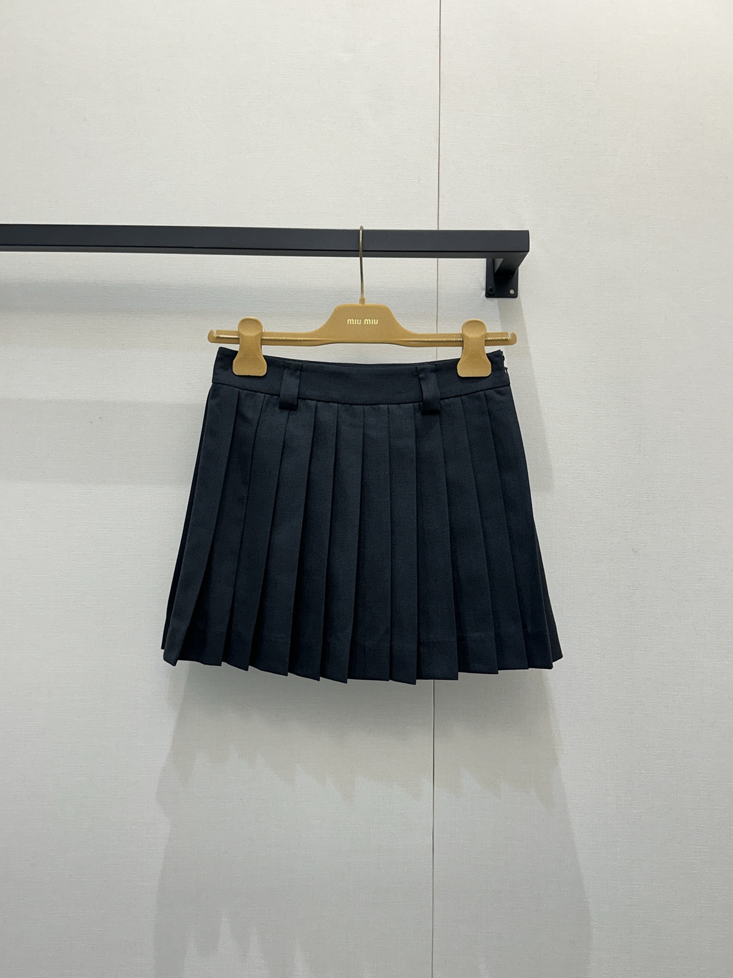 NO:697263,Miumi* 26Fw early autumn new style pleated short skirt with patch embroidered letters丨exclusively developed by yb!  High quality production!  Made of wool fabric, this versatile skirt has a great drape!  miu’s new pleated skirt series is a must-have. It can be sweet or salty, versatile and easy to match. Available now. S/M/L. Large quantity. Actual photos. miumiu,skirts,19860909Miumi* 26Fw早秋新款 贴布绣字母百褶短裙丨独家yb开发！高版出品！羊毛面料 巨百搭的一款半裙整件垂感超级好！miu家出百褶裙新品必火系列,可甜可盐气质百搭不挑人现货发售S/M/L大货实拍,,miumiu,skirts,,Women's clothing