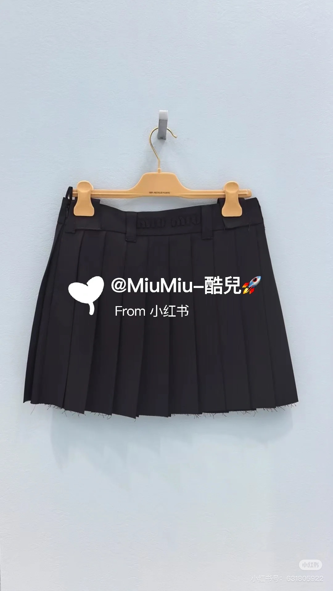 NO:697266,Miumi* 26Fw early autumn new style pleated short skirt with patch embroidered letters丨exclusively developed by yb!  High quality production!  Made of wool fabric, this versatile skirt has a great drape!  miu’s new pleated skirt series is a must-have. It can be either sweet or salty, versatile and easy to match. Ready for sale in S/M/L,,miumiu,skirts,19860909Miumi* 26Fw早秋新款 贴布绣字母百褶短裙丨独家yb开发！高版出品！羊毛面料 巨百搭的一款半裙整件垂感超级好！miu家出百褶裙新品必火系列,可甜可盐气质百搭不挑人现货发售S/M/L,,miumiu,skirts,,Women's clothing