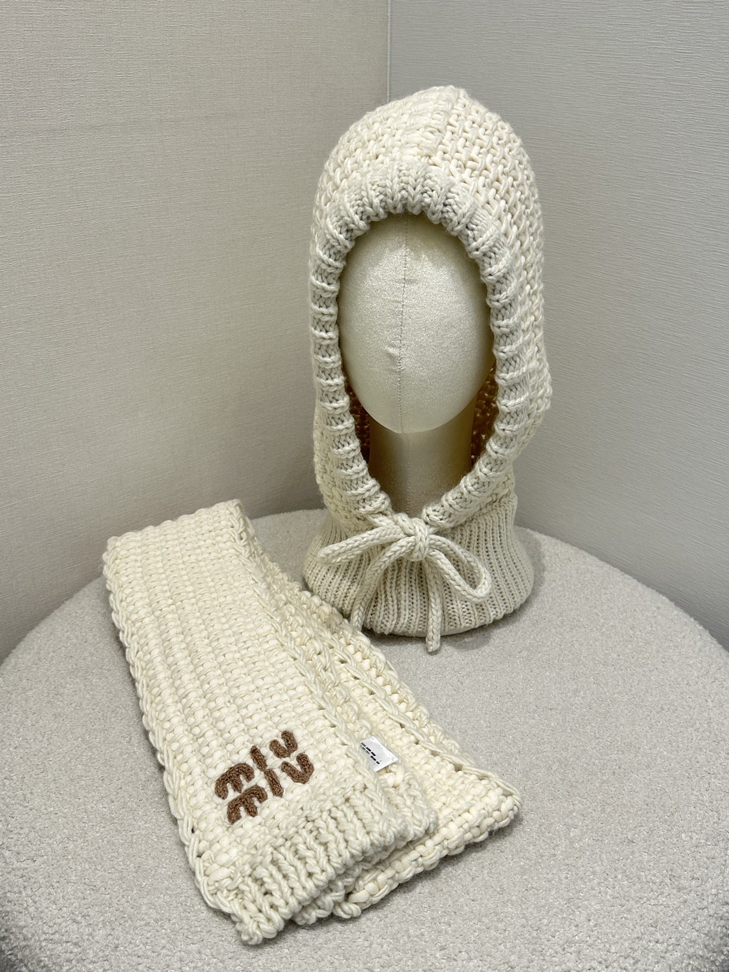 NO:708468,(Scarf) *26 neck scarf hooded cashmere scarf matching version is selected from high-quality cashmere blended fabrics. The knitted texture is fine and dense, soft and skin-friendly. The classic ear protection version can effectively resist the cold wind. It is a must-have item for fashionistas!  Scarves will also be available. Exclusively customized imported yb sheep wool blended material, the hooded scarf design injects sweet elements into the overall look; the brand logo on the hat body is low-key and recognizable, and the details highlight the luxury brand identity, and the sweet and cool style is instantly complete!  1:1 Awesome version, the latest item in early spring, look out for the exclusive high version. Real photos of large products (scarves), hats,19860909（围巾）*26围脖连帽羊绒围巾对版精选高品质羊绒混纺面料,针织纹理细腻密实,触感柔软亲肤,经典护耳版型有效抵御寒风、潮人必入搭配单品！围巾也会出哒 独家定制进口yb绵羊毛混纺材质,连帽围脖设计为整体造型注入甜美元素；帽身品牌标识低调又具辨识度,细节处彰显奢牌身份,甜酷风格瞬间拉满！1:1超赞版型,早春最新单品,认准独家高版本.大货实拍（围巾）,,hats,,Women's clothing