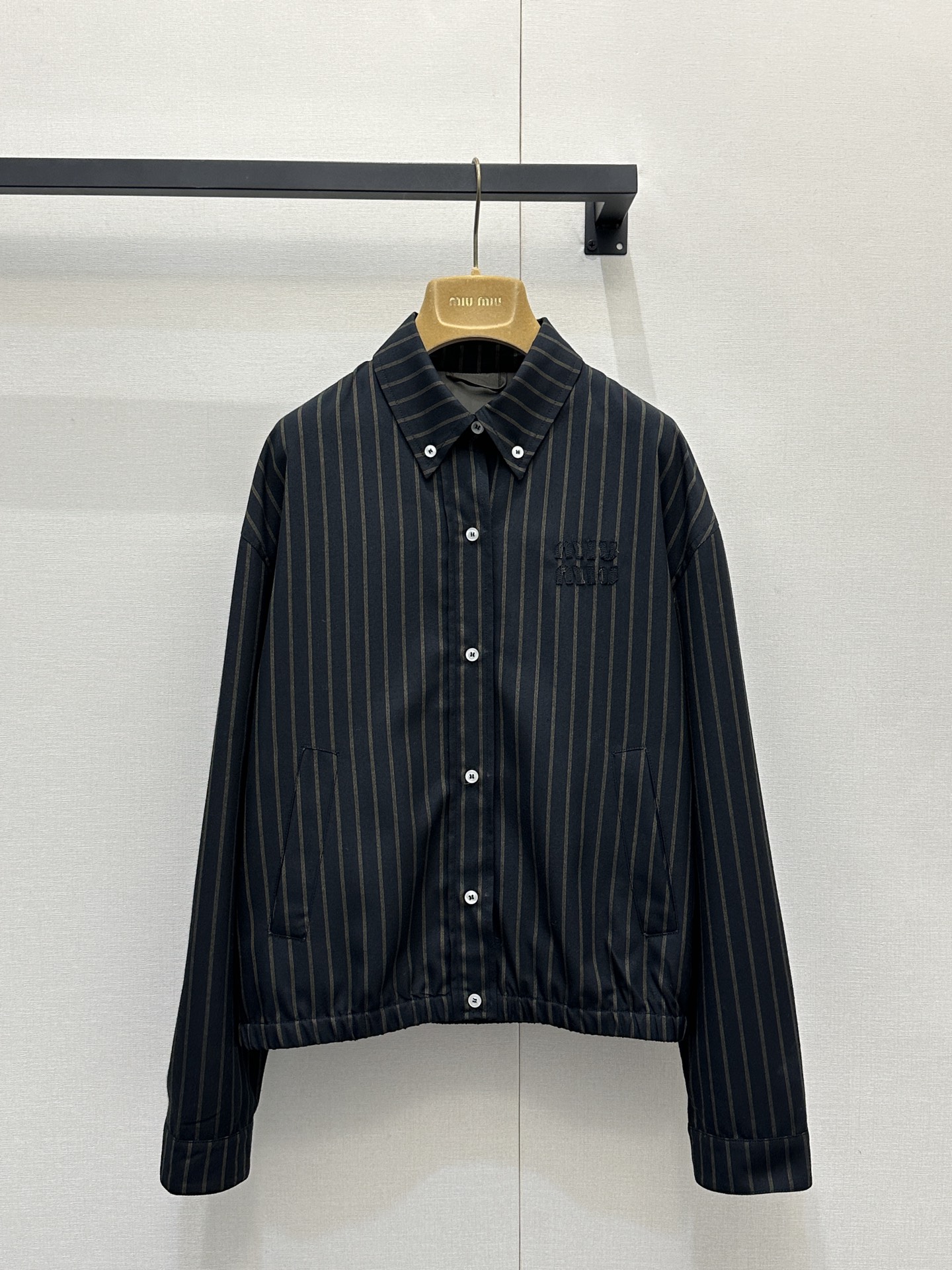 NO:708471,(Coat Miumi* 26Ss early spring new style  Black striped lapel jacket + pleated skirt suit丨Exclusively developed! The classic black and fine gold striped fabric has a low-key and exquisite luster. The lapel jacket is oversized and loosely cut. The dropped shoulder design weakens the shoulder line and makes it more casual. The button details on the back and the pleated hem are ingenious, breaking the rigidity of the stripes.  Sweet and cool design layers; the same series of pleated skirts use neat pleats to outline girlish lines, and the short version raises the waistline, forming a golden ratio of 'wide at the top and narrow at the bottom' with the looseness of the jacket, easily creating a playful and slim figure. SML real shots of large goods,,miumiu,versace,skirts,jackets  & coats,jackets & coats,gold,19860909（外套 Miumi* 26Ss早春新款 黑色条纹翻领夹克外套+百褶半裙套装丨独家开发！顶级高版出品！经典黑底细金条纹的面料,自带低调的精致光泽,翻领夹克采用oversize宽松剪裁,落肩设计弱化肩线更显随性,背后的纽扣细节与下摆抽褶巧思,打破条纹的刻板感,增添了甜酷的设计层次；同系列百褶半裙则以利落的褶裥勾勒出少女感线条,短款版型拉高腰线,与夹克的宽松形成“上宽下窄”的黄金比例,轻松打造俏皮又显瘦的身形.SML大货实拍,,miumiu,versace,skirts,jackets & coats,jackets & coats,gold,,Women's clothing