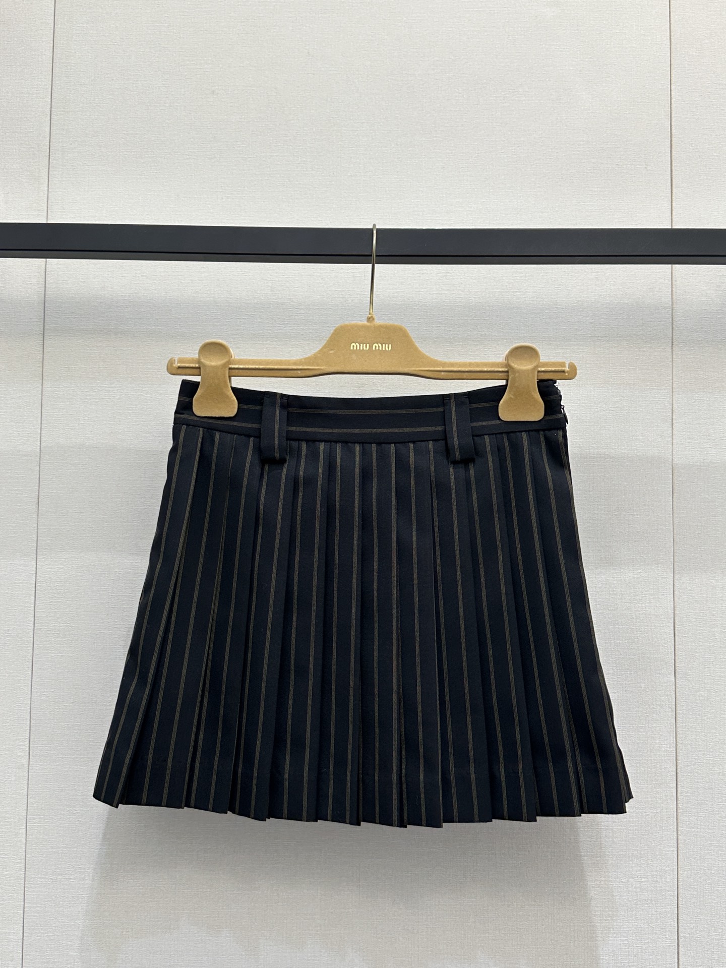 NO:708473,(Skirt) Miumi* 26Ss early spring new style black striped lapel jacket + pleated skirt suit丨Exclusively developed!  Top quality production!  The classic black and fine gold striped fabric has a low-key and exquisite luster. The lapel jacket is oversized and loosely cut. The dropped shoulder design weakens the shoulder line and makes it more casual. The button details on the back and the pleated hem are ingenious, breaking the stereotype of the stripes and adding a sweet and cool design layer; the same series of pleated skirts  The neat pleats outline girlish lines, and the short version raises the waistline, forming a golden ratio of 'wide at the top and narrow at the bottom' with the looseness of the jacket, easily creating a playful and slim figure. SML real shots of large products,, miumiu, versace, skirts, jackets  & coats,jackets & coats,gold,19860909（半裙） Miumi* 26Ss早春新款 黑色条纹翻领夹克外套+百褶半裙套装丨独家开发！顶级高版出品！经典黑底细金条纹的面料,自带低调的精致光泽,翻领夹克采用oversize宽松剪裁,落肩设计弱化肩线更显随性,背后的纽扣细节与下摆抽褶巧思,打破条纹的刻板感,增添了甜酷的设计层次；同系列百褶半裙则以利落的褶裥勾勒出少女感线条,短款版型拉高腰线,与夹克的宽松形成“上宽下窄”的黄金比例,轻松打造俏皮又显瘦的身形.SML大货实拍,,miumiu,versace,skirts,jackets & coats,jackets & coats,gold,,Women's clothing