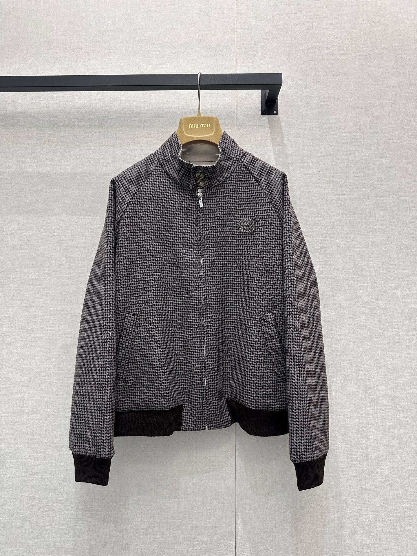 NO:708476,(Double-sided) Miu*iu 26Fw new early autumn intellectual college style off-shoulder jacket!  (Double-sided wear) The work pocket design is both sweet and cool, suitable for age-reducing wear. The metal buckle decoration is handsome and fashionable for men and women. The loose version does not flatter the upper body and makes the body slimmer!  Custom yarn-dyed worsted wool plaid fabric has a great texture!  Full positioning and matching to restore the cutting process, perfect workmanship quality depends on the details!  Actual photos of SML’s large products (reversible),,miumiu,jackets & coats,jackets & coats,19860909（双面可穿）Miu*iu 26Fw早秋新款 知性分子学院风落肩夹克外套！（双面穿搭）工装口袋设计甜酷兼备减龄穿搭.金属扣装饰帅气又时髦的男女同款 宽松版型不挑人上身巨显瘦！定制色织精纺羊毛 格纹面料质感超赞！全定位对格还原剪裁工艺,完美做工品质看细节！SML大货实拍（双面穿）,,miumiu,jackets & coats,jackets & coats,,Women's clothing