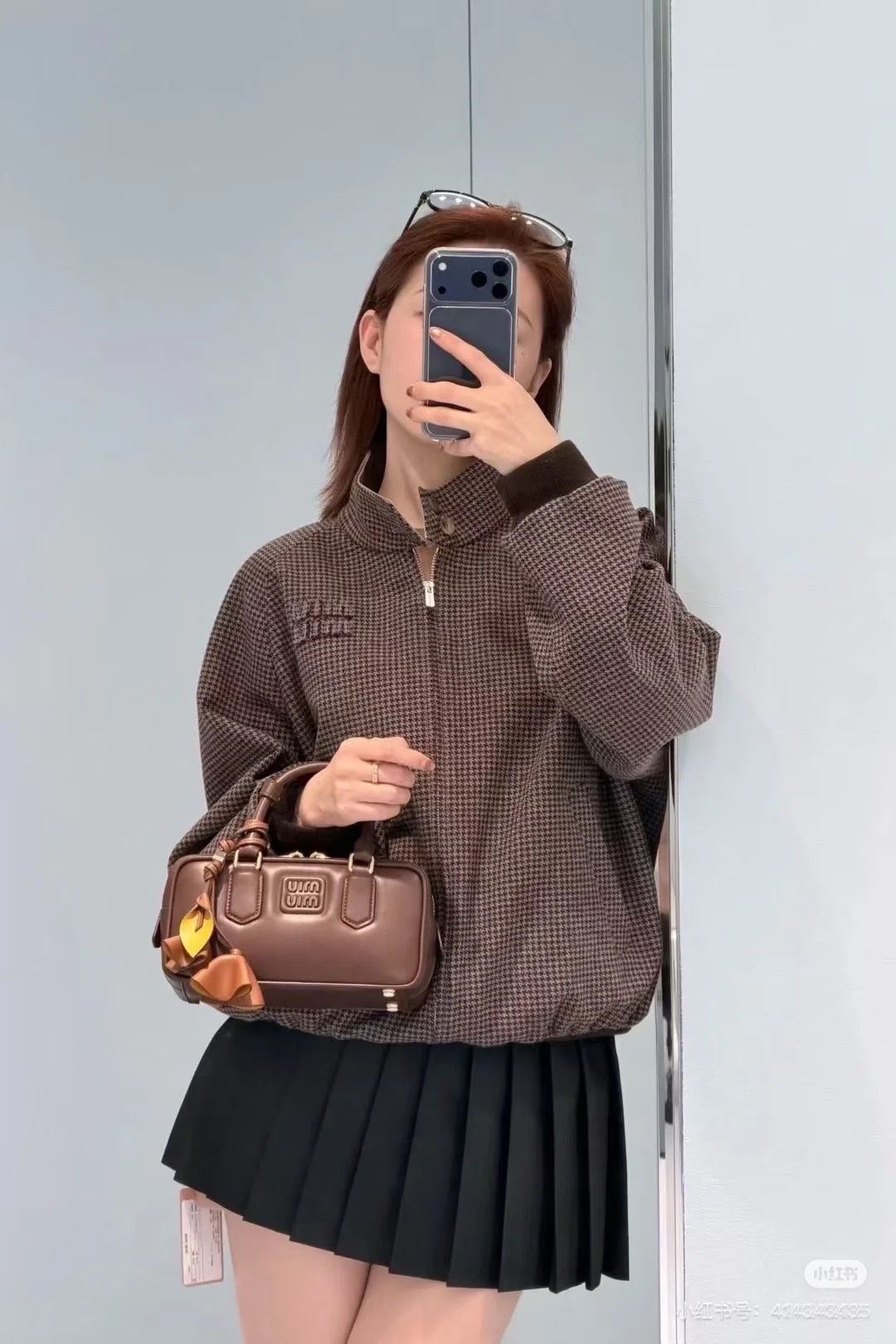 NO:708479,(Double-sided) Miu*iu 26Fw new early autumn intellectual college style off-shoulder jacket!  (Double-sided wear) The work pocket design is both sweet and cool, suitable for age-reducing wear. The metal buckle decoration is handsome and fashionable for men and women. The loose version does not flatter the upper body and makes the body slimmer!  Custom yarn-dyed worsted wool plaid fabric has a great texture!  Full positioning and matching to restore the cutting process, perfect workmanship quality depends on the details!  SML,,miumiu,jackets & coats,jackets & coats,19860909（双面可穿）Miu*iu 26Fw早秋新款 知性分子学院风落肩夹克外套！（双面穿搭）工装口袋设计甜酷兼备减龄穿搭.金属扣装饰帅气又时髦的男女同款 宽松版型不挑人上身巨显瘦！定制色织精纺羊毛 格纹面料质感超赞！全定位对格还原剪裁工艺,完美做工品质看细节！SML,,miumiu,jackets & coats,jackets & coats,,Women's clothing