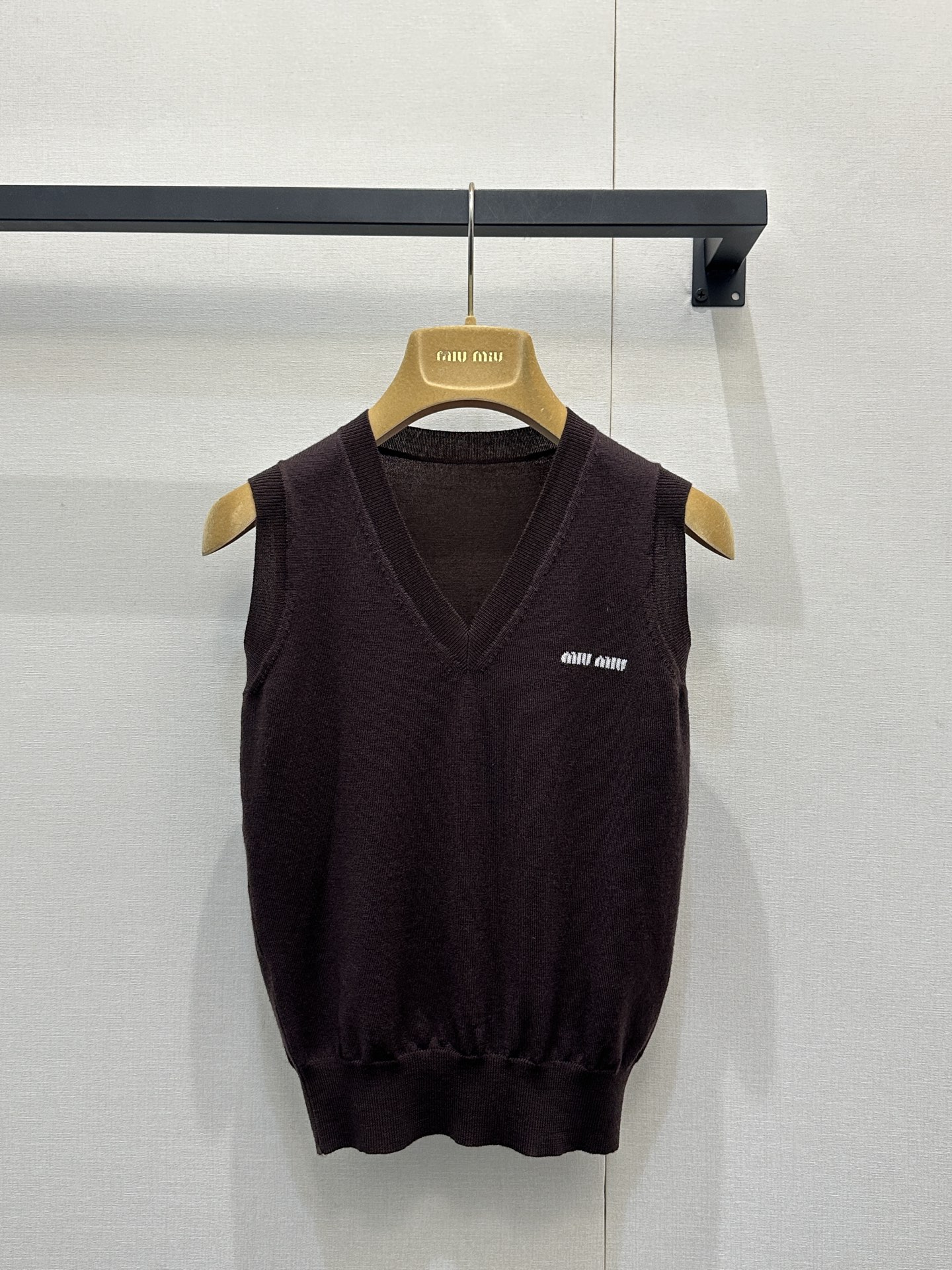 NO:708481,26 The latest and latest vest. Purchased as the original version. The texture is really good. Simple and versatile logo embellishment, turning into the protagonist of the clothing. French fashionable basic style that can be worn all year round. Custom-woven special yarn. The whole dress is very light, comfortable and breathable. It has a high-end feel and is gentle on the upper body. All girls should go out of their way to buy it. The size of SML is a real shot.1986090926最最最新款背心.原版购入 质感真的非常好 简约百搭徽标点缀,化身服装主角 法式时髦基础款一年四季都可以穿的款式定织的特种纱线 整件衣服很轻薄,舒适又透气 高级感十足上身温柔高级 所有的女生都应该奋不顾身买它码数SML大货实拍,,,Women's clothing