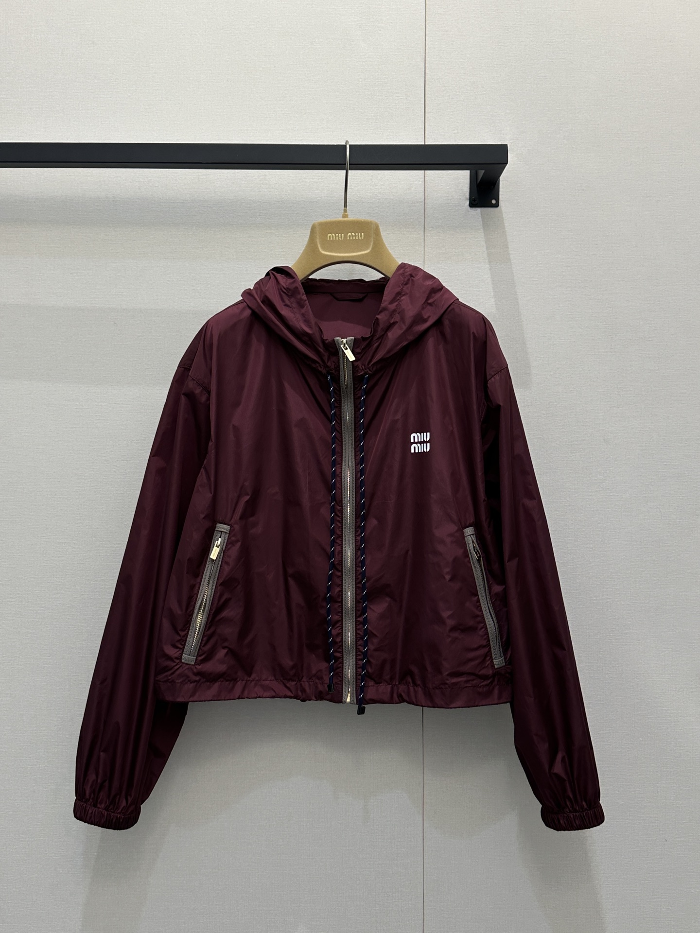 NO:708854,(Coat) Miu26 new and latest hooded jacket shorts suit  Customized YB eco-friendly regenerated nylon material, with glossy texture and stylish wear, hooded zipper jacket elastic shorts, the body is made of burgundy as the base, embellished with blue cable drawstrings, the drawstring and zipper details of the hooded jacket are full of design, loose fit  It hides the flesh and is casual. It is paired with shorts of the same color. The thin fabric is breathable and comfortable. The small logo on the chest is low-key embellishment. It is easy to control the upper body to create an outfit that combines girlishness and street style. Wear it out on the street and it will turn heads. Customized fabrics and accessories  Look for the correct version, high version, burgundy, real shots of large quantities,,miumiu,shorts,jackets & coats,hats,19860909（外套） Miu26全新最新 款连帽外套短裤套装 定制YB环保再生尼龙材质,质感光泽,穿搭有型,连帽拉链外套弹力短裤,大身以酒红色为基底,点缀蓝色绞花抽绳,连帽外套的抽绳与拉链细节设计感拉满,宽松的版型藏肉又随性,搭配同色系短裤,轻薄的面料透气又舒适,胸口的小logo低调点缀,一套上身轻松拿捏少女感与街头感兼具的穿搭氛围,出街穿它回头率爆表.定制面辅料 认准版本 高版本 酒红 大货实拍,,miumiu,shorts,jackets & coats,hats,,Women's clothing